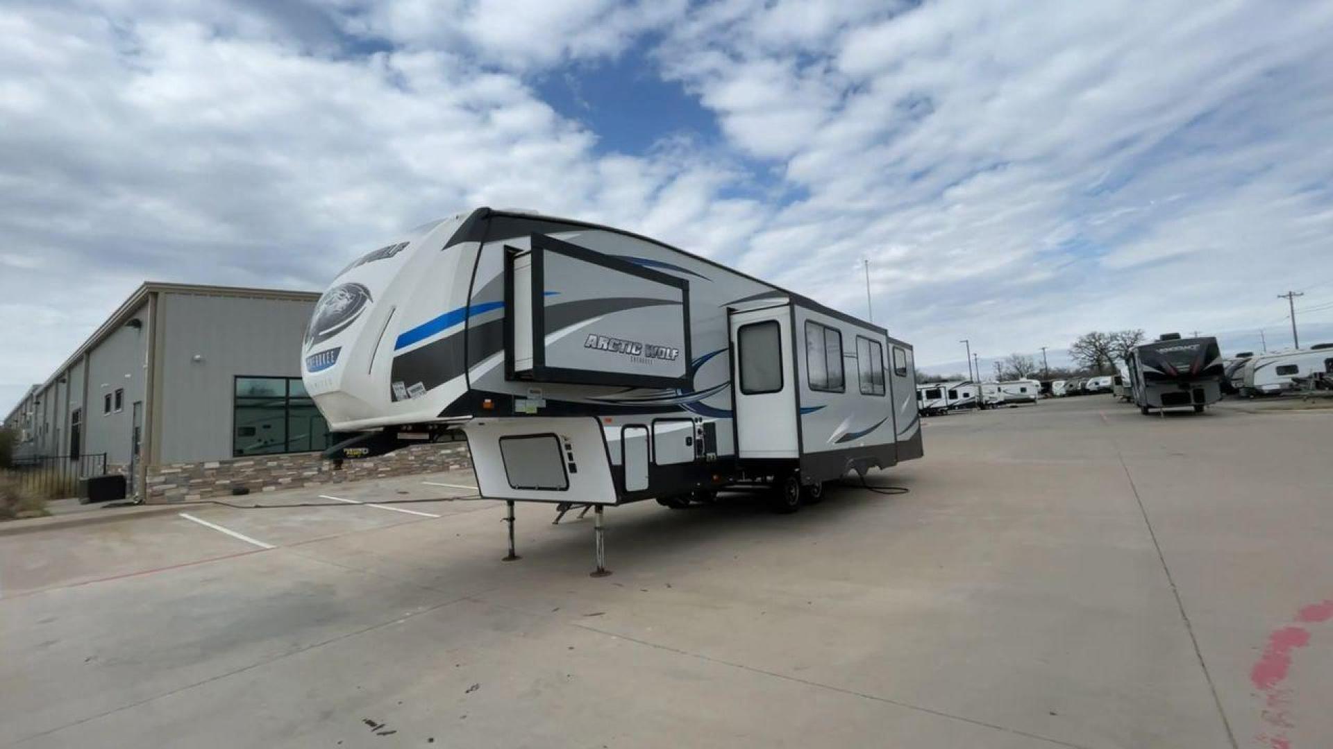 2019 FOREST RIVER CHEROKEE 315TBH8 (5ZT3CKXB9K2) , located at 4319 N Main Street, Cleburne, TX, 76033, (817) 221-0660, 32.435829, -97.384178 - Photo#5