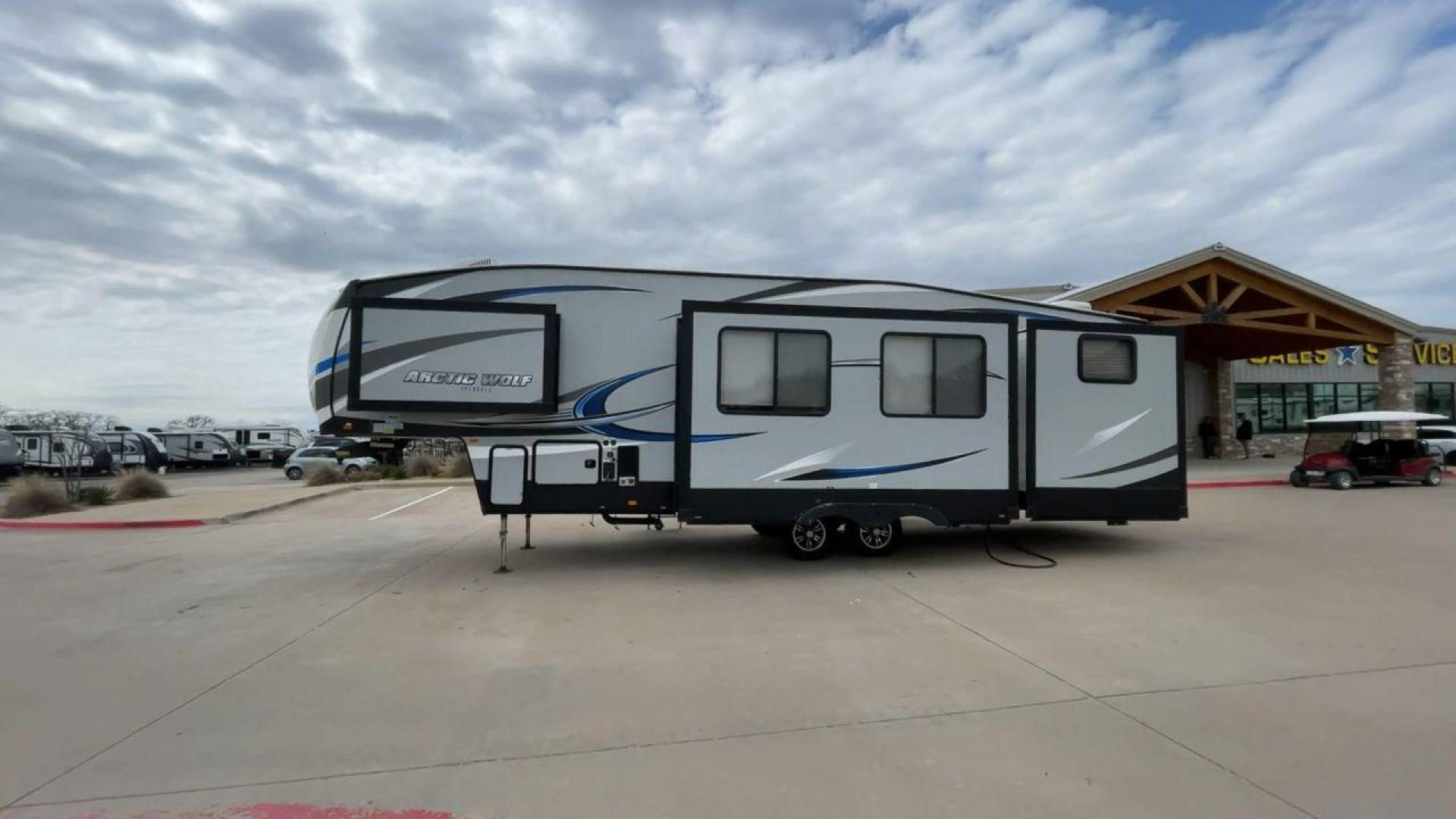 2019 FOREST RIVER CHEROKEE 315TBH8 (5ZT3CKXB9K2) , located at 4319 N Main Street, Cleburne, TX, 76033, (817) 221-0660, 32.435829, -97.384178 - Photo#6