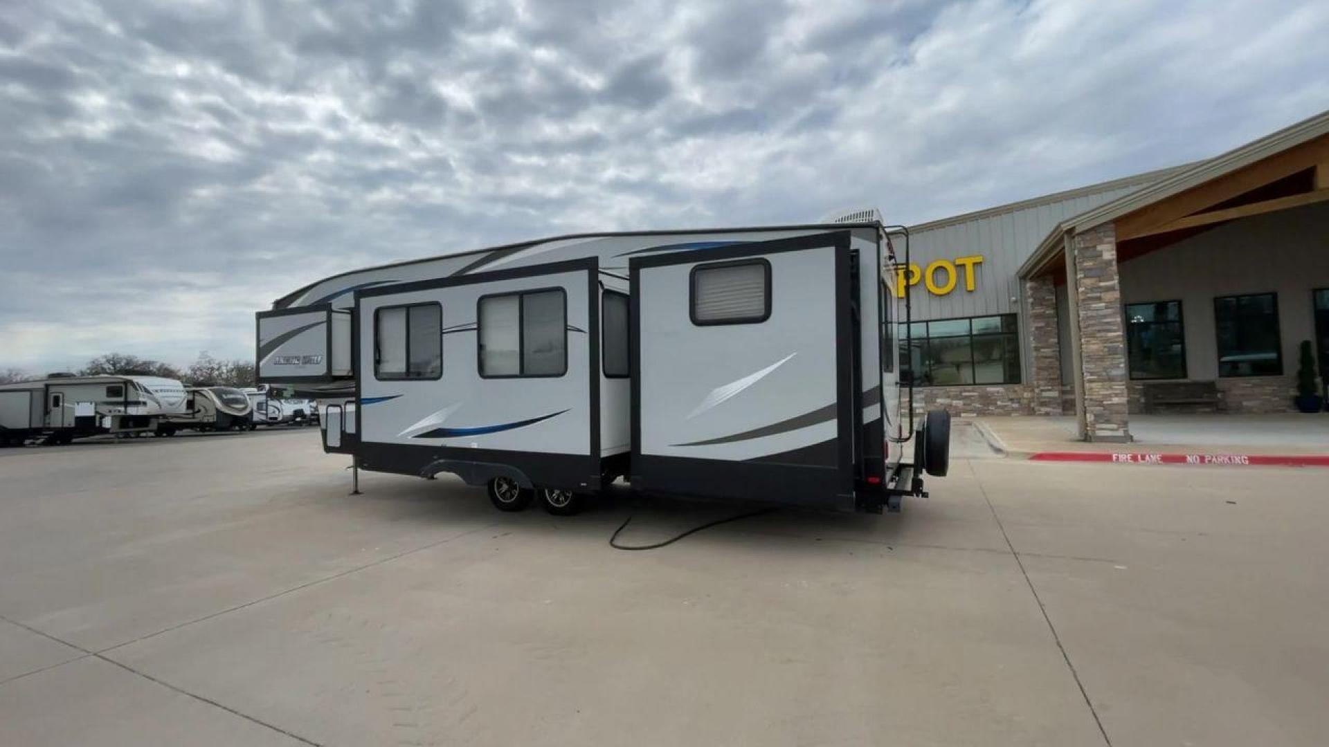 2019 FOREST RIVER CHEROKEE 315TBH8 (5ZT3CKXB9K2) , located at 4319 N Main Street, Cleburne, TX, 76033, (817) 221-0660, 32.435829, -97.384178 - Photo#7