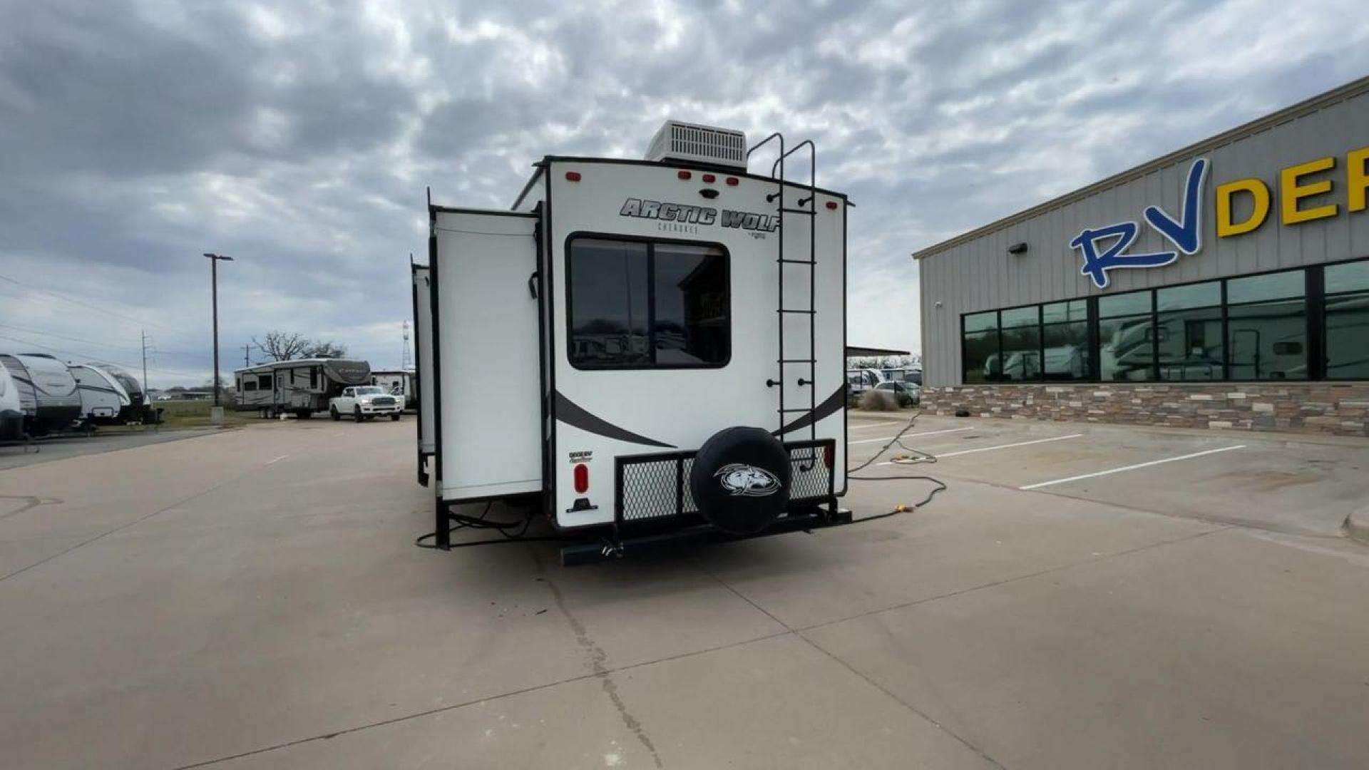 2019 FOREST RIVER CHEROKEE 315TBH8 (5ZT3CKXB9K2) , located at 4319 N Main Street, Cleburne, TX, 76033, (817) 221-0660, 32.435829, -97.384178 - Photo#8