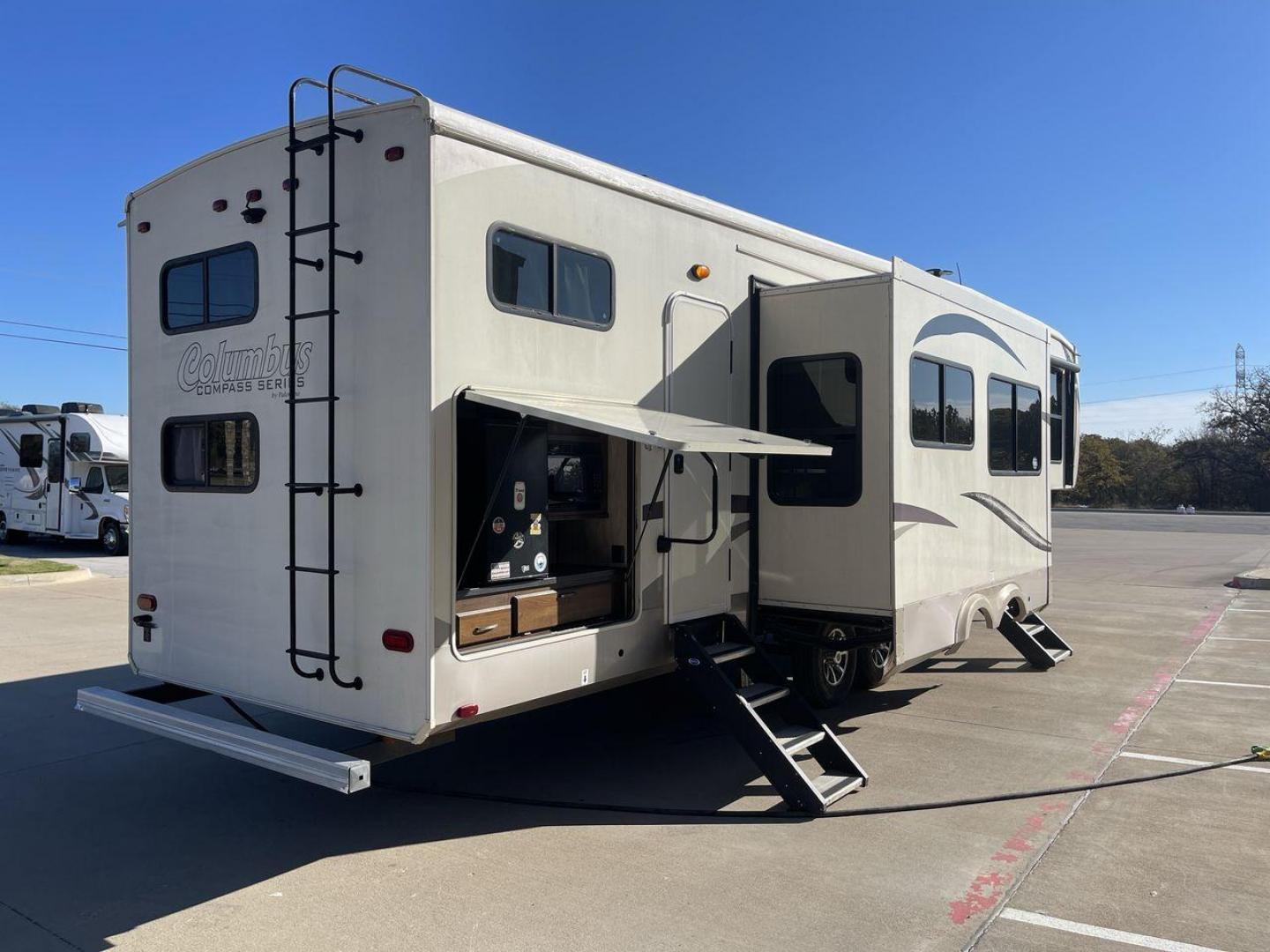 2019 FOREST RIVER COLUMBUS 374BHC (4X4FCMN21K6) , Length: 42.08 ft. | Dry Weight: 12,785 lbs. | Gross Weight: 15,785 lbs. | Slides: 4 transmission, located at 4319 N Main Street, Cleburne, TX, 76033, (817) 221-0660, 32.435829, -97.384178 - The 2019 Forest River Columbus 374BHC is a spacious fifth-wheel travel trailer with a length of 42.08 feet. Its exterior features a smooth beige finish with stylish curved graphics in dark gray and black, giving it a modern and attractive look. The unit has four slides which significantly increases - Photo#25