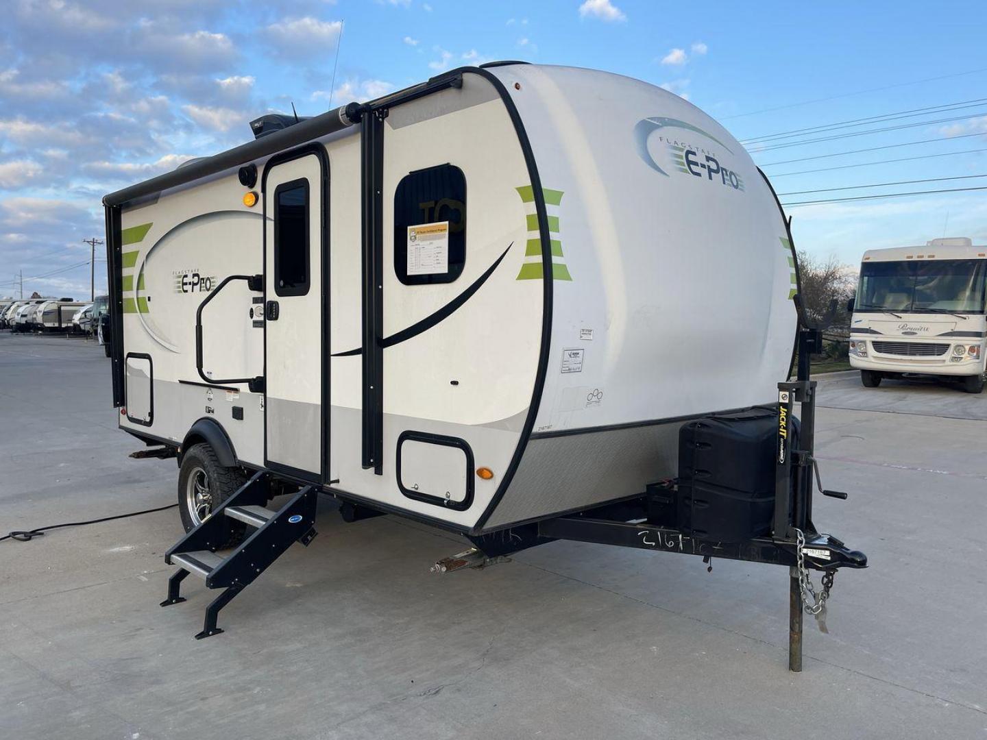 2019 FOREST RIVER FLAGSTAFF E-PRO 16BH (5ZT2FSEC3K3) , Length: 18.33 ft. | Dry Weight: 2,993 lbs. | Slides: 1 transmission, located at 4319 N Main Street, Cleburne, TX, 76033, (817) 221-0660, 32.435829, -97.384178 - The 2019 Forest River Flagstaff E-Pro 16BH is a compact, lightweight travel trailer designed for adventure. Its exterior features a sleek and modern design with a white body accented by bold green graphics, giving it a fresh and sporty look. The single slide-out on the driver's side provides additio - Photo#23