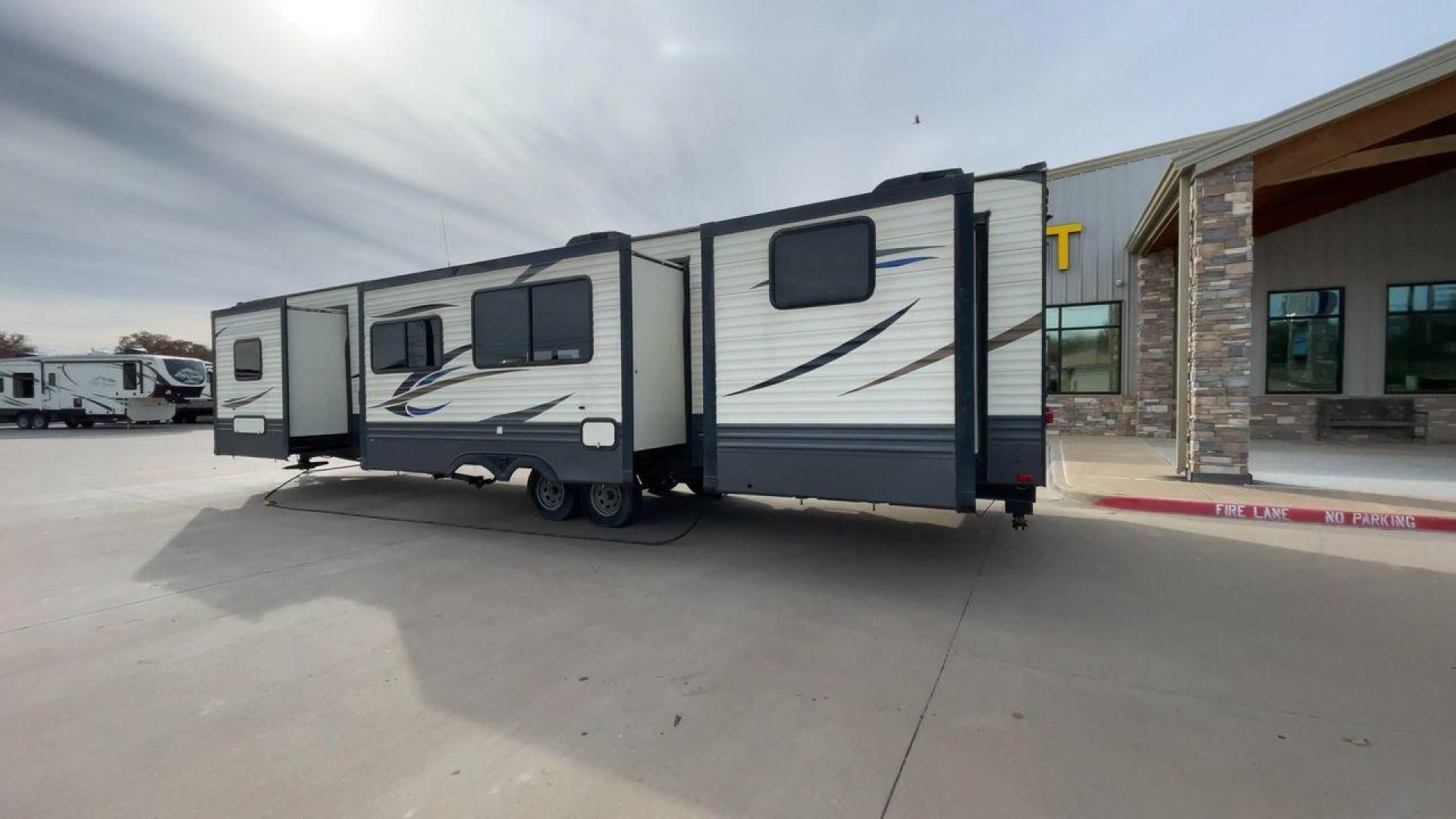 2019 FOREST RIVER PUMA 39PQB (4X4TPUR2XKP) , Length: 42.08 ft. | Dry Weight: 10,709 lbs. | Gross Weight: 13,413 lbs. | Slides: 4 transmission, located at 4319 N Main Street, Cleburne, TX, 76033, (817) 221-0660, 32.435829, -97.384178 - Photo#7