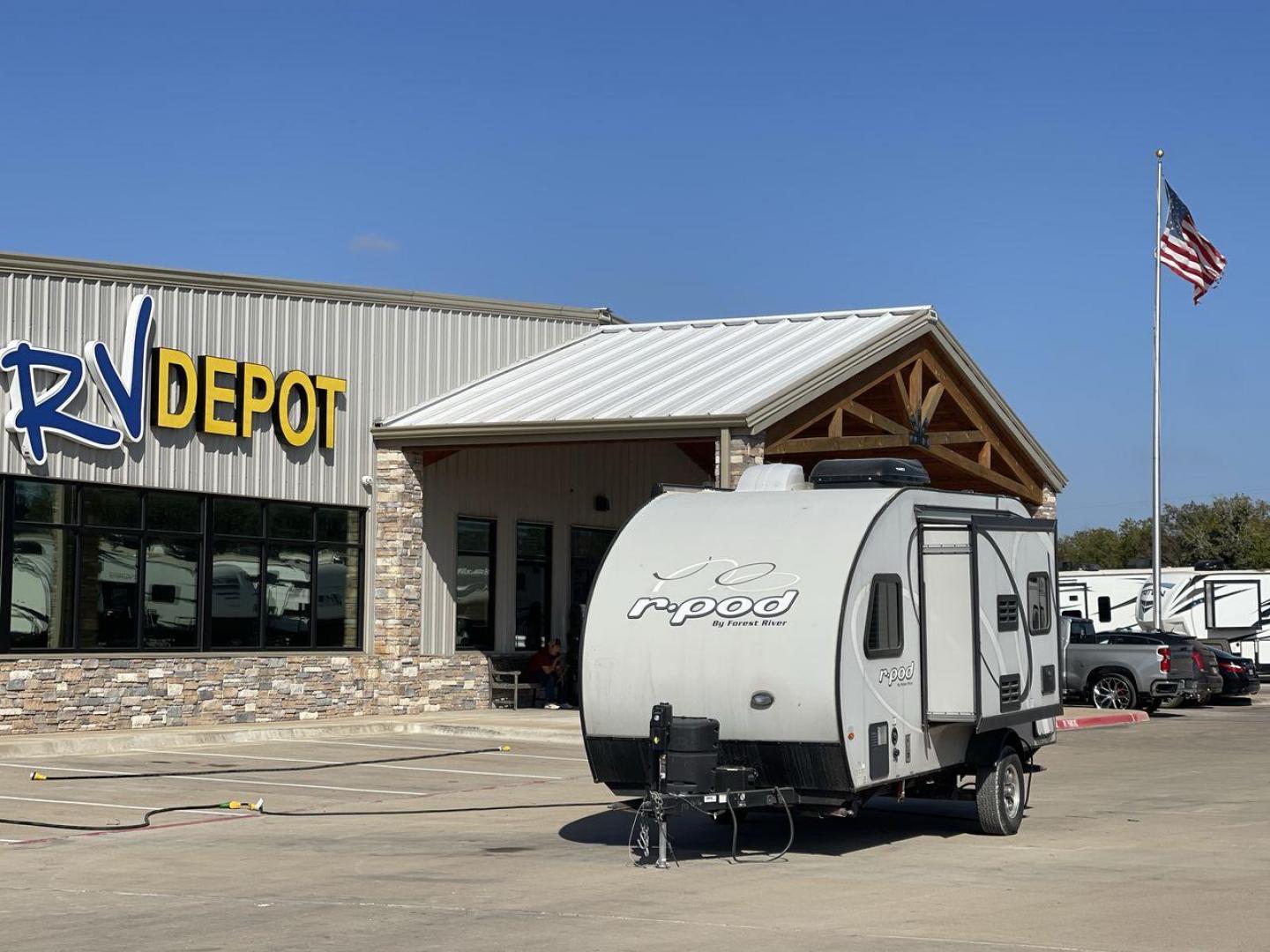 2019 FOREST RIVER RPOD 189 (4X4TRPU12KB) , Length: 20.33 ft. | Dry Weight: 2,792 lbs. | Slides: 1 transmission, located at 4319 N Main Street, Cleburne, TX, 76033, (817) 221-0660, 32.435829, -97.384178 - The 2019 Forest River R-Pod 189 offers a compact exterior design that emphasizes mobility and functionality. With a length of 20.33 ft and a dry weight of only 2,792 lbs, this lightweight travel trailer is easy to tow, making it an ideal choice for adventurers on the go. Its curved, aerodynamic fron - Photo#0