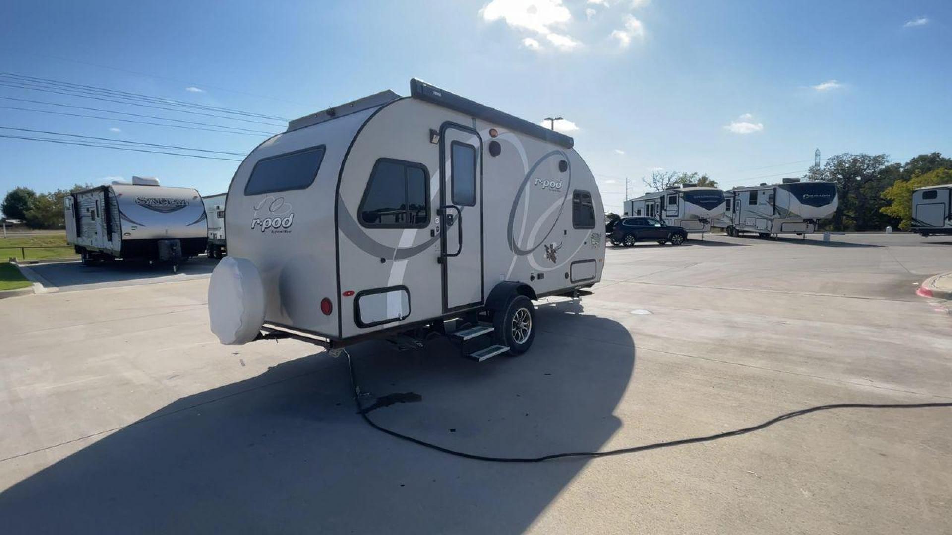 2019 FOREST RIVER RPOD 189 (4X4TRPU12KB) , Length: 20.33 ft. | Dry Weight: 2,792 lbs. | Slides: 1 transmission, located at 4319 N Main Street, Cleburne, TX, 76033, (817) 221-0660, 32.435829, -97.384178 - The 2019 Forest River R-Pod 189 offers a compact exterior design that emphasizes mobility and functionality. With a length of 20.33 ft and a dry weight of only 2,792 lbs, this lightweight travel trailer is easy to tow, making it an ideal choice for adventurers on the go. Its curved, aerodynamic fron - Photo#1