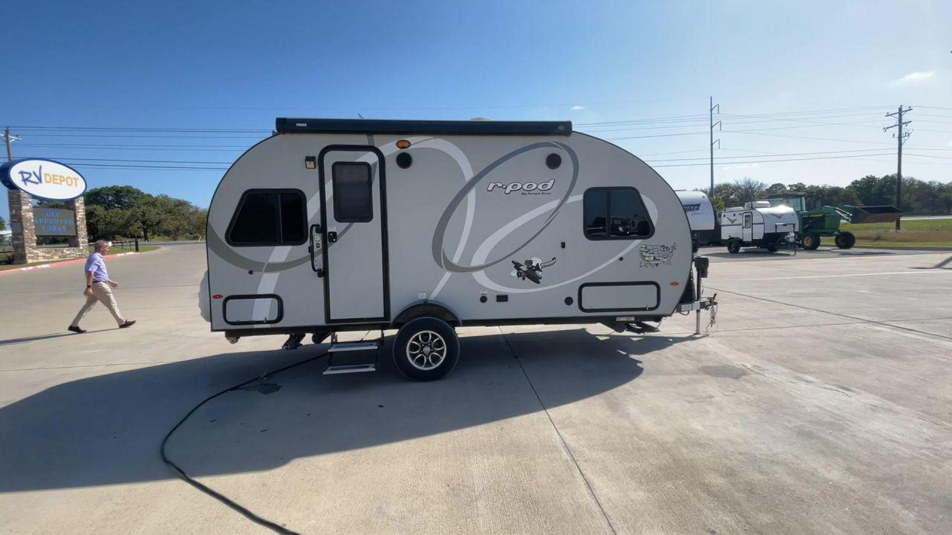 2019 FOREST RIVER RPOD 189 (4X4TRPU12KB) , Length: 20.33 ft. | Dry Weight: 2,792 lbs. | Slides: 1 transmission, located at 4319 N Main Street, Cleburne, TX, 76033, (817) 221-0660, 32.435829, -97.384178 - The 2019 Forest River R-Pod 189 offers a compact exterior design that emphasizes mobility and functionality. With a length of 20.33 ft and a dry weight of only 2,792 lbs, this lightweight travel trailer is easy to tow, making it an ideal choice for adventurers on the go. Its curved, aerodynamic fron - Photo#2