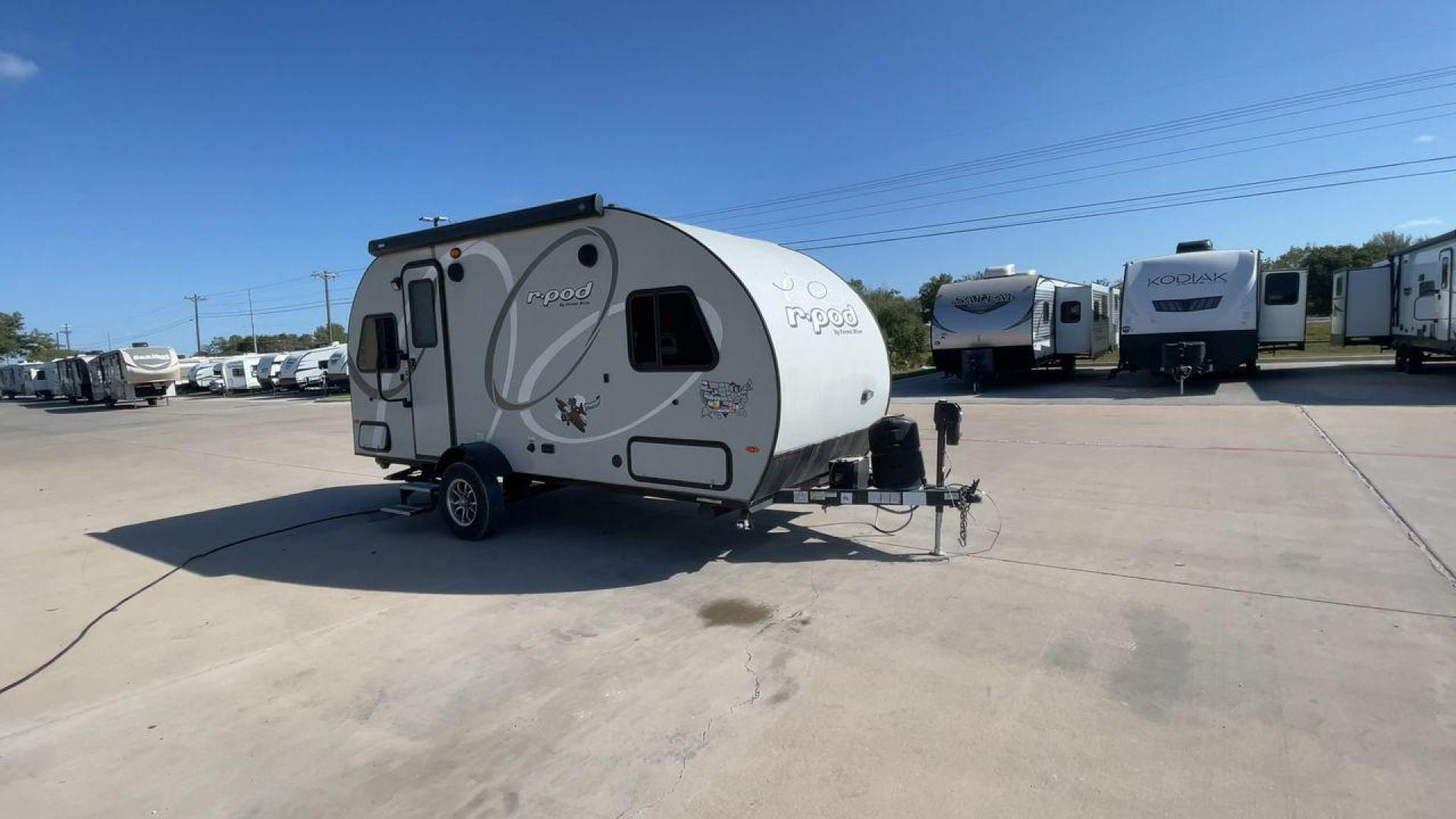 2019 FOREST RIVER RPOD 189 (4X4TRPU12KB) , Length: 20.33 ft. | Dry Weight: 2,792 lbs. | Slides: 1 transmission, located at 4319 N Main Street, Cleburne, TX, 76033, (817) 221-0660, 32.435829, -97.384178 - The 2019 Forest River R-Pod 189 offers a compact exterior design that emphasizes mobility and functionality. With a length of 20.33 ft and a dry weight of only 2,792 lbs, this lightweight travel trailer is easy to tow, making it an ideal choice for adventurers on the go. Its curved, aerodynamic fron - Photo#3