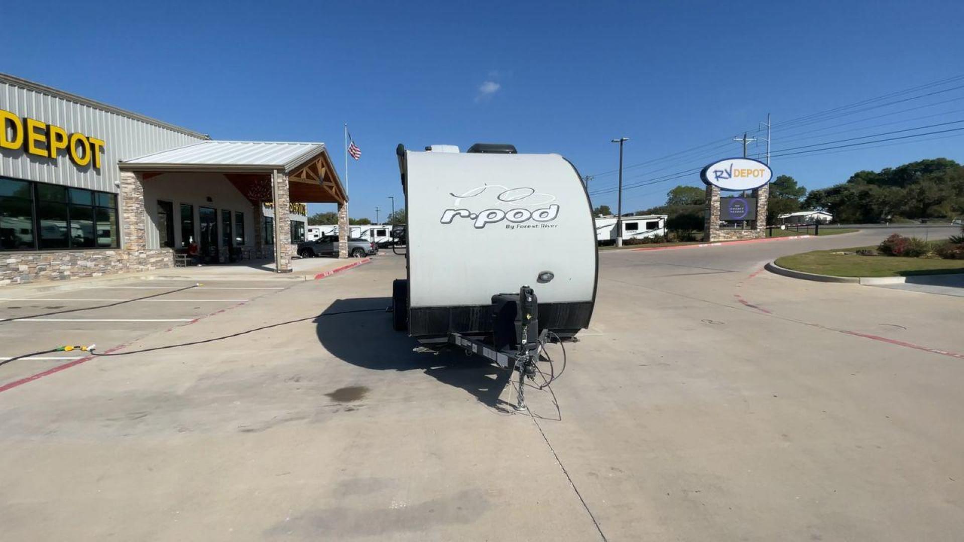 2019 FOREST RIVER RPOD 189 (4X4TRPU12KB) , Length: 20.33 ft. | Dry Weight: 2,792 lbs. | Slides: 1 transmission, located at 4319 N Main Street, Cleburne, TX, 76033, (817) 221-0660, 32.435829, -97.384178 - The 2019 Forest River R-Pod 189 offers a compact exterior design that emphasizes mobility and functionality. With a length of 20.33 ft and a dry weight of only 2,792 lbs, this lightweight travel trailer is easy to tow, making it an ideal choice for adventurers on the go. Its curved, aerodynamic fron - Photo#4