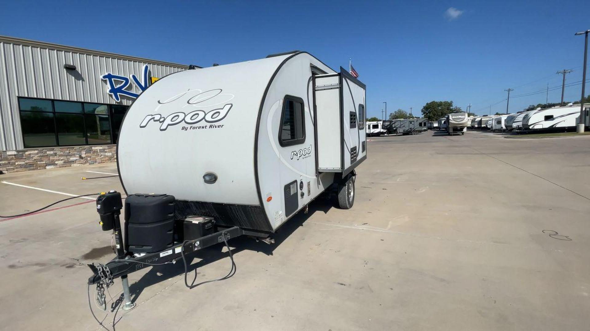 2019 FOREST RIVER RPOD 189 (4X4TRPU12KB) , Length: 20.33 ft. | Dry Weight: 2,792 lbs. | Slides: 1 transmission, located at 4319 N Main Street, Cleburne, TX, 76033, (817) 221-0660, 32.435829, -97.384178 - The 2019 Forest River R-Pod 189 offers a compact exterior design that emphasizes mobility and functionality. With a length of 20.33 ft and a dry weight of only 2,792 lbs, this lightweight travel trailer is easy to tow, making it an ideal choice for adventurers on the go. Its curved, aerodynamic fron - Photo#5