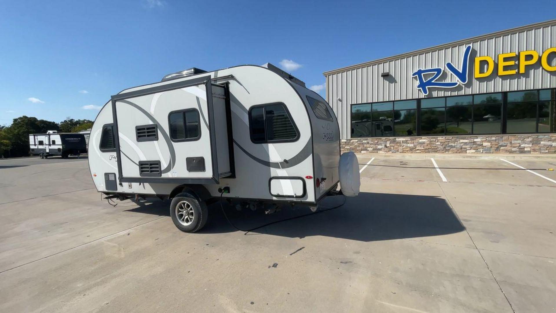 2019 FOREST RIVER RPOD 189 (4X4TRPU12KB) , Length: 20.33 ft. | Dry Weight: 2,792 lbs. | Slides: 1 transmission, located at 4319 N Main Street, Cleburne, TX, 76033, (817) 221-0660, 32.435829, -97.384178 - The 2019 Forest River R-Pod 189 offers a compact exterior design that emphasizes mobility and functionality. With a length of 20.33 ft and a dry weight of only 2,792 lbs, this lightweight travel trailer is easy to tow, making it an ideal choice for adventurers on the go. Its curved, aerodynamic fron - Photo#7