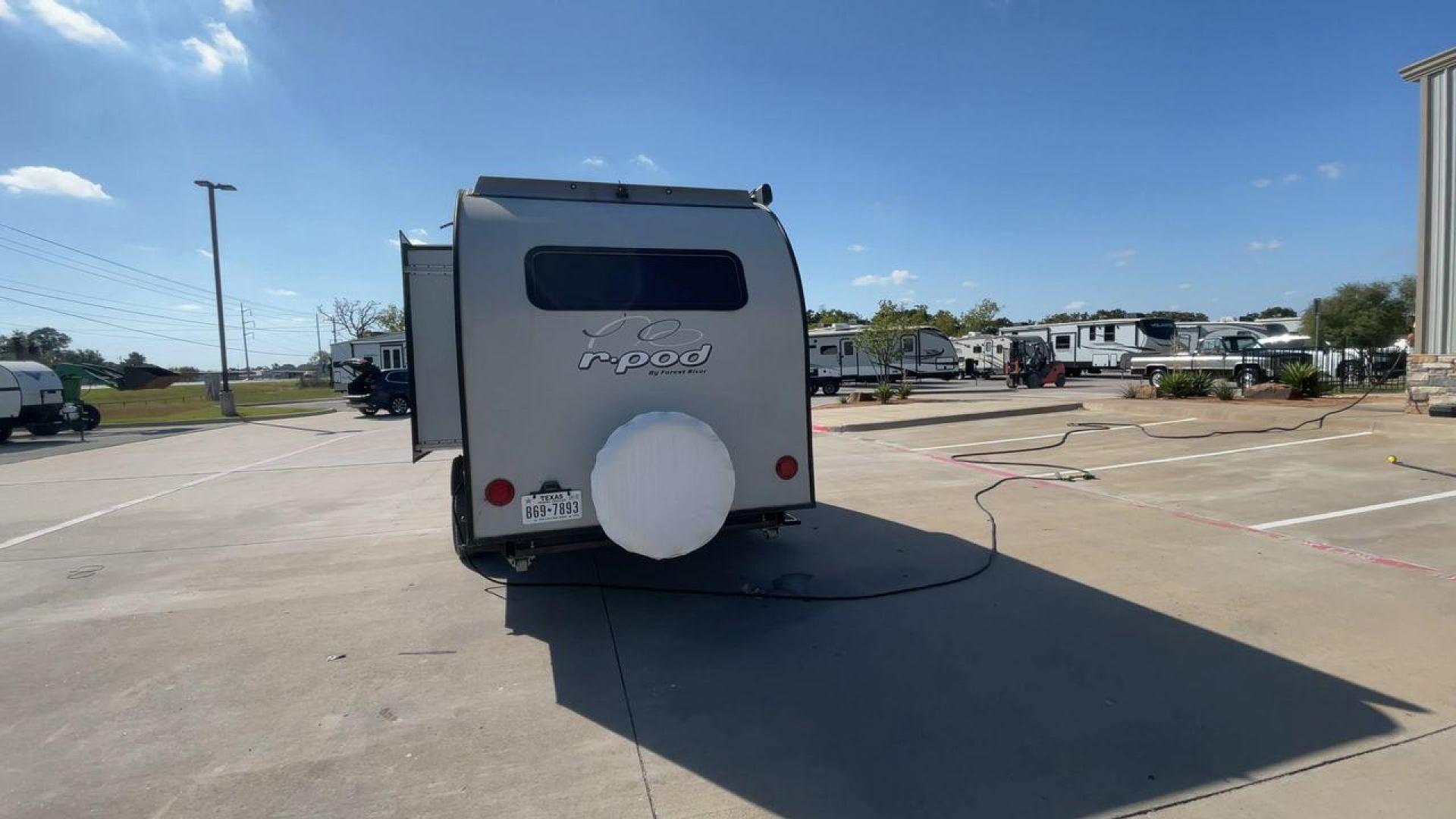 2019 FOREST RIVER RPOD 189 (4X4TRPU12KB) , Length: 20.33 ft. | Dry Weight: 2,792 lbs. | Slides: 1 transmission, located at 4319 N Main Street, Cleburne, TX, 76033, (817) 221-0660, 32.435829, -97.384178 - The 2019 Forest River R-Pod 189 offers a compact exterior design that emphasizes mobility and functionality. With a length of 20.33 ft and a dry weight of only 2,792 lbs, this lightweight travel trailer is easy to tow, making it an ideal choice for adventurers on the go. Its curved, aerodynamic fron - Photo#8