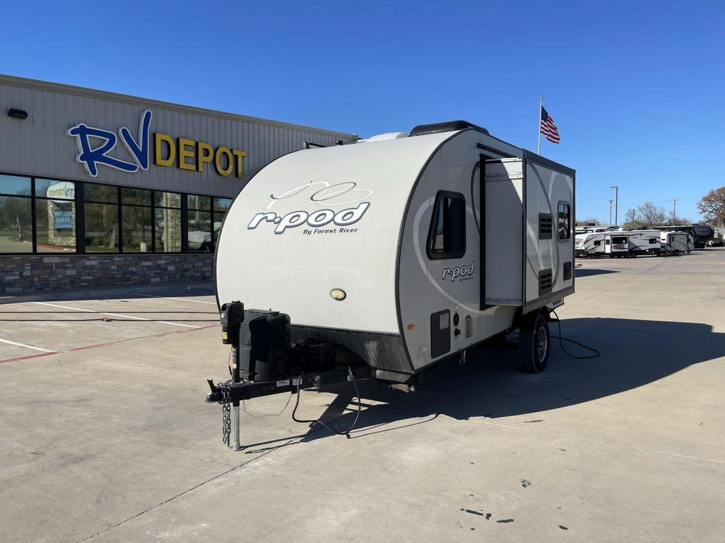 2019 FOREST RIVER RPOD 189 (4X4TRPU12KB) , Length: 20.33 ft. | Dry Weight: 2,792 lbs. | Slides: 1 transmission, located at 4319 N Main Street, Cleburne, TX, 76033, (817) 221-0660, 32.435829, -97.384178 - The 2019 Forest River R-Pod 189 offers a compact exterior design that emphasizes mobility and functionality. With a length of 20.33 ft and a dry weight of only 2,792 lbs, this lightweight travel trailer is easy to tow, making it an ideal choice for adventurers on the go. Its curved, aerodynamic fron - Photo#0