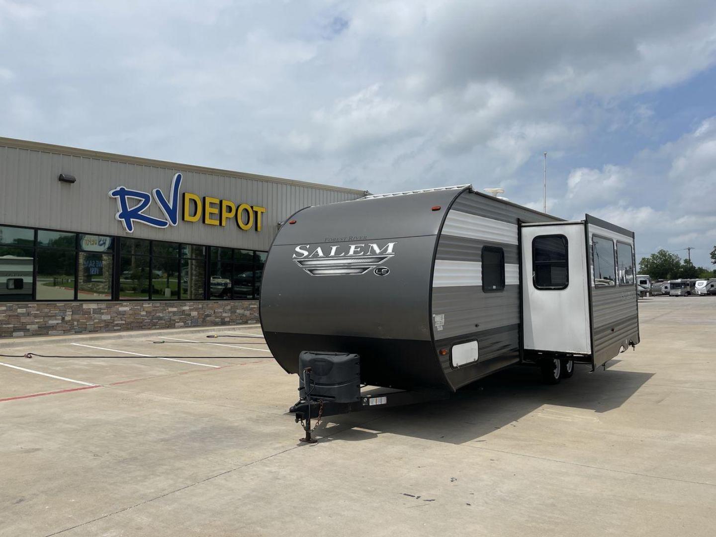 2019 FOREST RIVER SALEM 26DBLE (4X4TSMB23KA) , Slides: 1 transmission, located at 4319 N Main Street, Cleburne, TX, 76033, (817) 221-0660, 32.435829, -97.384178 - This 2019 Forest River Salem 26DBLE is a single-slide travel trailer that offers sleeping space for up to 10 people! This Salem is designed with a straightforward and convenient floorplan featuring a front bedroom, central living and kitchen, and rear bunk and bath. The front bedroom can accommod - Photo#0