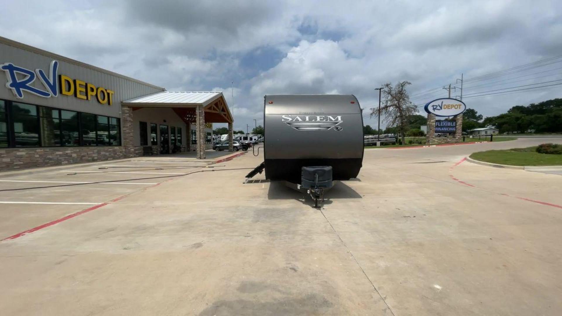 2019 FOREST RIVER SALEM 26DBLE (4X4TSMB23KA) , Slides: 1 transmission, located at 4319 N Main Street, Cleburne, TX, 76033, (817) 221-0660, 32.435829, -97.384178 - This 2019 Forest River Salem 26DBLE is a single-slide travel trailer that offers sleeping space for up to 10 people! This Salem is designed with a straightforward and convenient floorplan featuring a front bedroom, central living and kitchen, and rear bunk and bath. The front bedroom can accommod - Photo#4