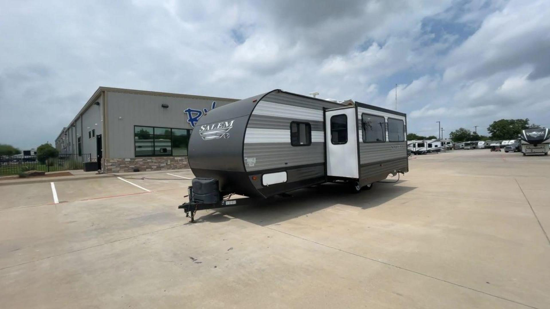 2019 FOREST RIVER SALEM 26DBLE (4X4TSMB23KA) , Slides: 1 transmission, located at 4319 N Main Street, Cleburne, TX, 76033, (817) 221-0660, 32.435829, -97.384178 - This 2019 Forest River Salem 26DBLE is a single-slide travel trailer that offers sleeping space for up to 10 people! This Salem is designed with a straightforward and convenient floorplan featuring a front bedroom, central living and kitchen, and rear bunk and bath. The front bedroom can accommod - Photo#5