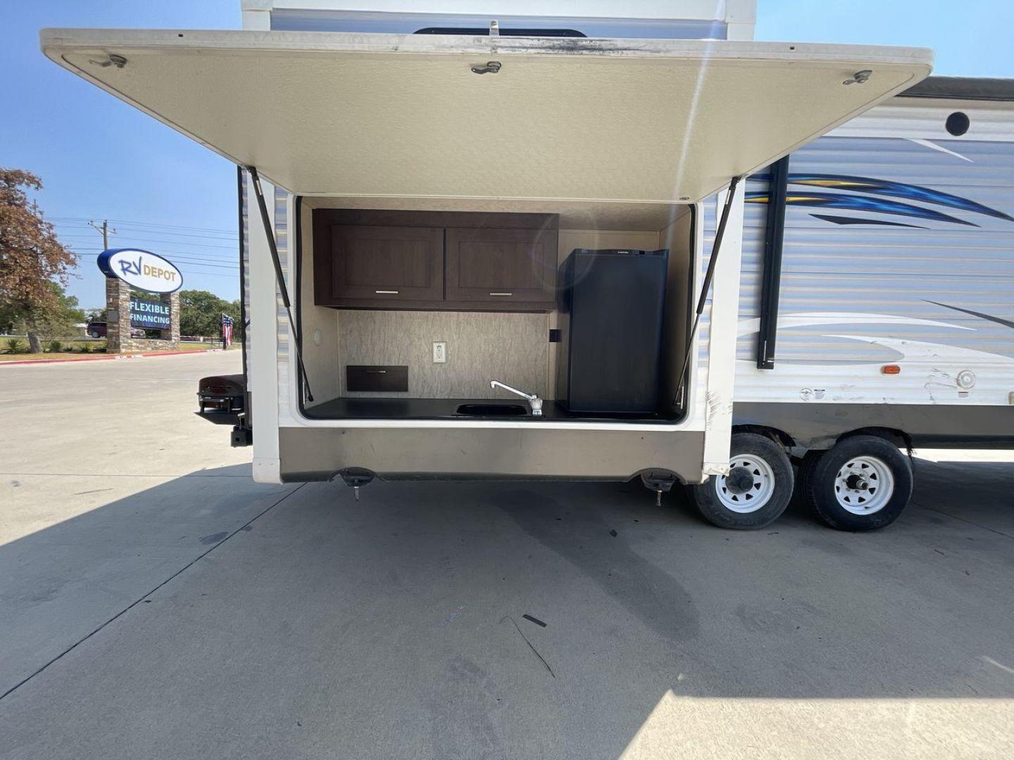 2019 FOREST RIVER SALEM 31KQBTS (4X4TSMG24K8) , Length: 36.5 ft | Dry Weight: 7,940 lbs. | Slides: 3 transmission, located at 4319 N Main Street, Cleburne, TX, 76033, (817) 221-0660, 32.435829, -97.384178 - As soon as you opt to camp with this 2019 Forest River Salem 31KQBTS travel trailer, you can bring your entire family and still have room for a guest or two. The measurements of this unit are 36.5 ft in length, 8 ft in width, 11.25 ft in height, and 6.67 ft in interior height. It has a dry weight of - Photo#22