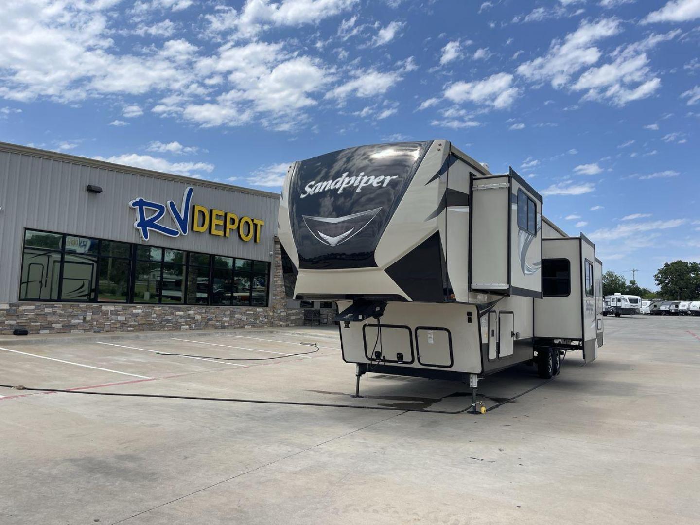 2019 FOREST RIVER SANDPIPER 38FKOK (4X4FSAP28KJ) , located at 4319 N Main Street, Cleburne, TX, 76033, (817) 221-0660, 32.435829, -97.384178 - Photo#0