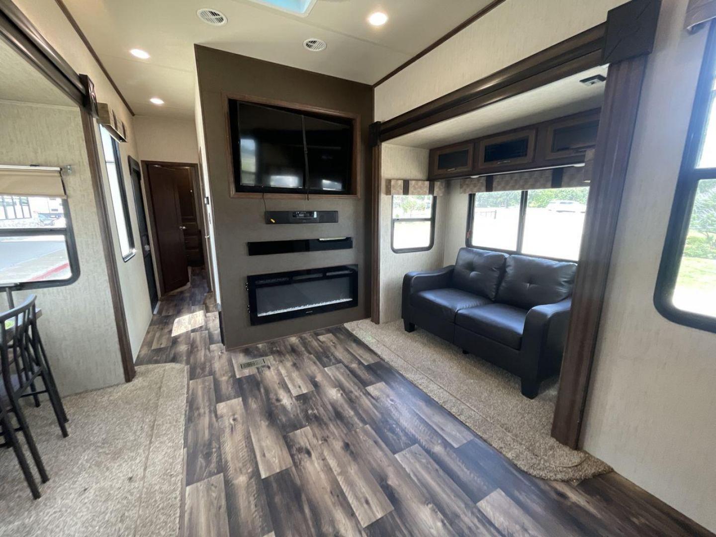 2019 FOREST RIVER SANDPIPER 38FKOK (4X4FSAP28KJ) , located at 4319 N Main Street, Cleburne, TX, 76033, (817) 221-0660, 32.435829, -97.384178 - Photo#11