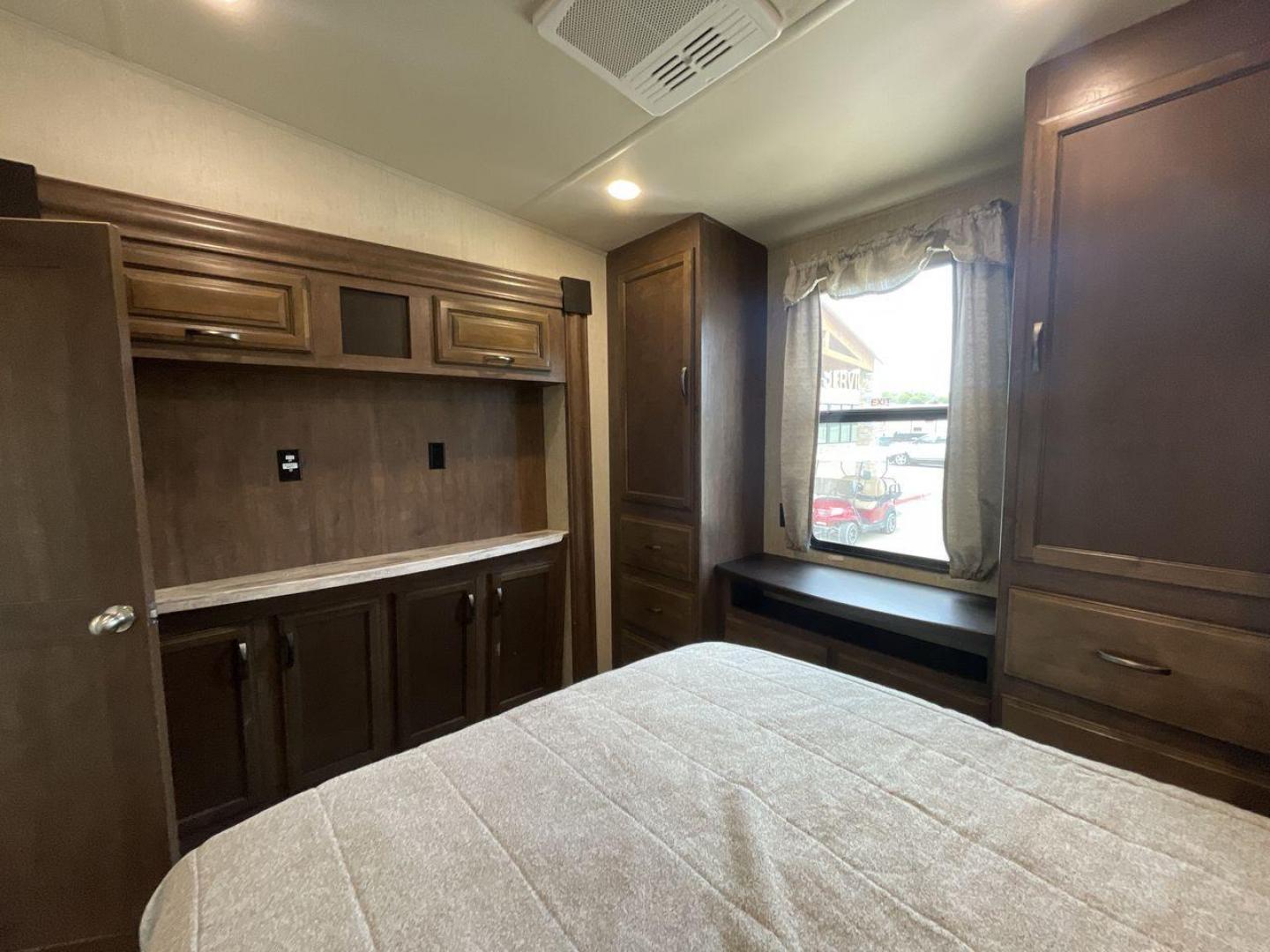 2019 FOREST RIVER SANDPIPER 38FKOK (4X4FSAP28KJ) , located at 4319 N Main Street, Cleburne, TX, 76033, (817) 221-0660, 32.435829, -97.384178 - Photo#18