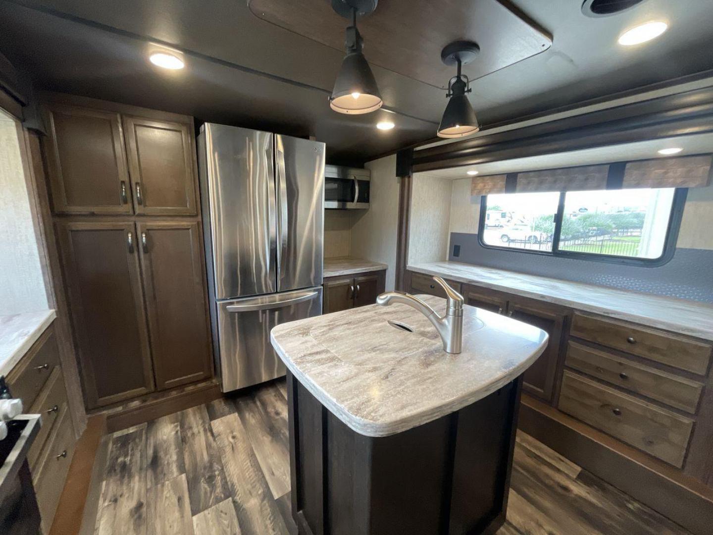 2019 FOREST RIVER SANDPIPER 38FKOK (4X4FSAP28KJ) , located at 4319 N Main Street, Cleburne, TX, 76033, (817) 221-0660, 32.435829, -97.384178 - Photo#19