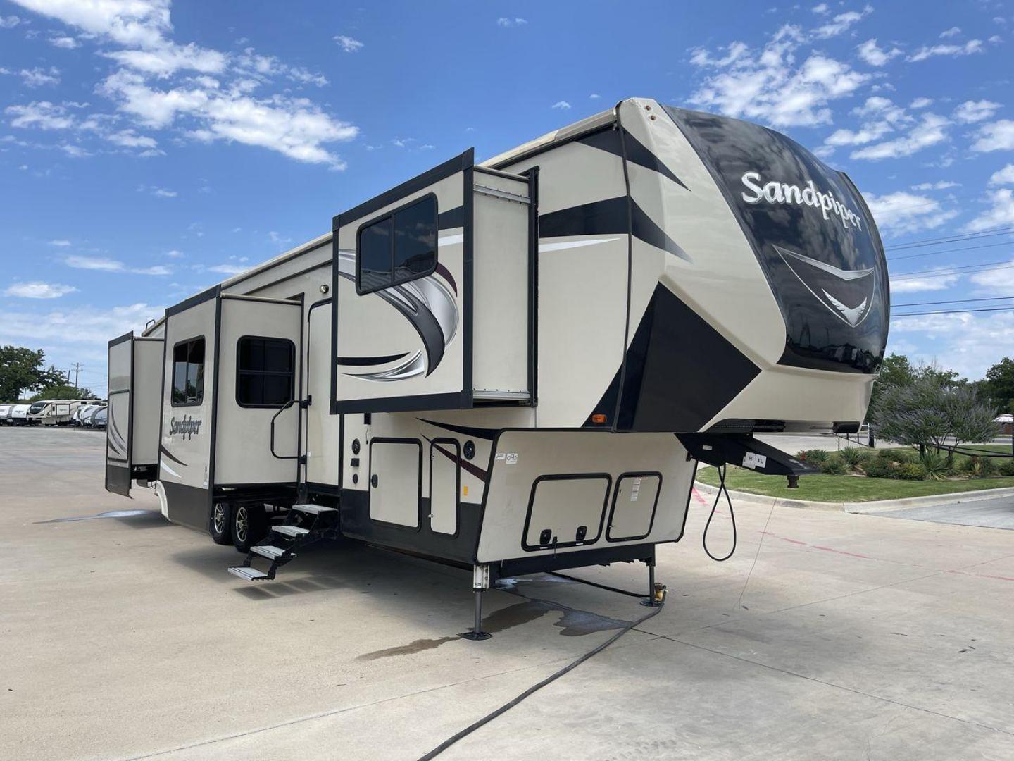 2019 FOREST RIVER SANDPIPER 38FKOK (4X4FSAP28KJ) , located at 4319 N Main Street, Cleburne, TX, 76033, (817) 221-0660, 32.435829, -97.384178 - Photo#23