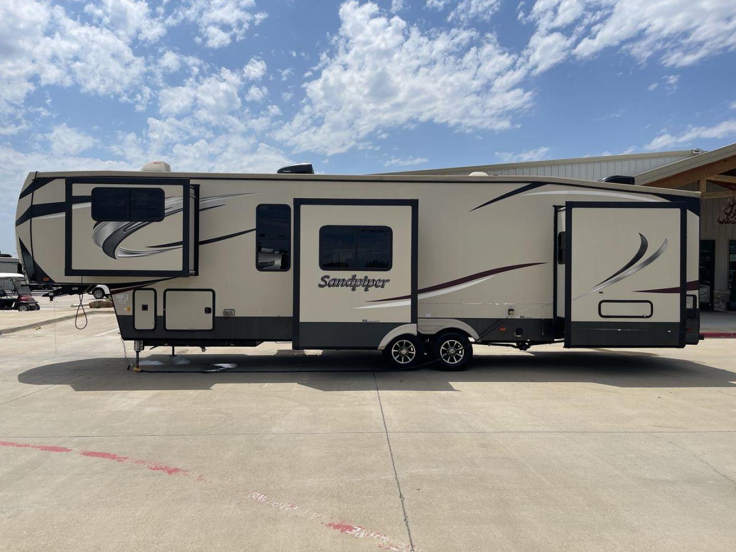 2019 FOREST RIVER SANDPIPER 38FKOK (4X4FSAP28KJ) , located at 4319 N Main Street, Cleburne, TX, 76033, (817) 221-0660, 32.435829, -97.384178 - Photo#24