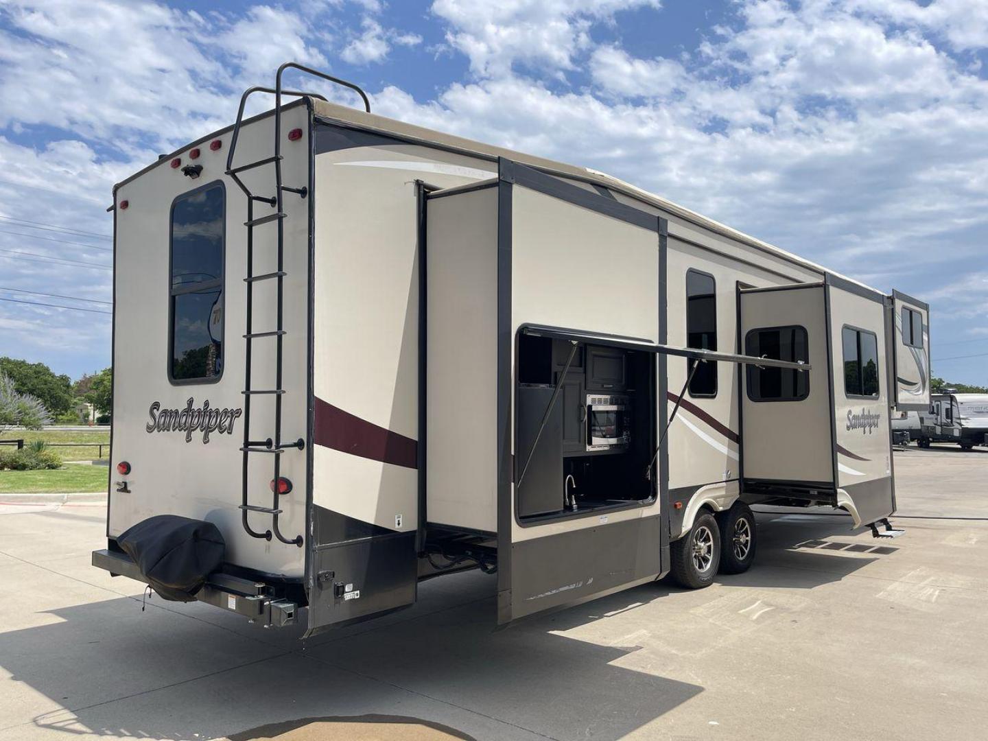 2019 FOREST RIVER SANDPIPER 38FKOK (4X4FSAP28KJ) , located at 4319 N Main Street, Cleburne, TX, 76033, (817) 221-0660, 32.435829, -97.384178 - Photo#26