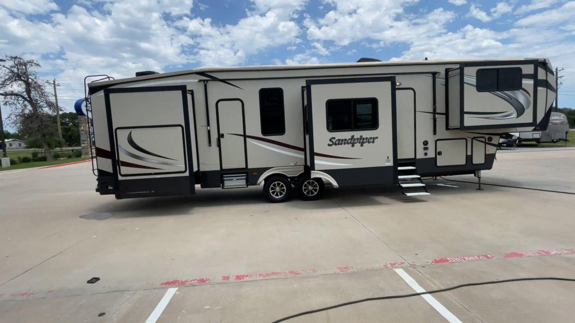 2019 FOREST RIVER SANDPIPER 38FKOK (4X4FSAP28KJ) , located at 4319 N Main Street, Cleburne, TX, 76033, (817) 221-0660, 32.435829, -97.384178 - Photo#2