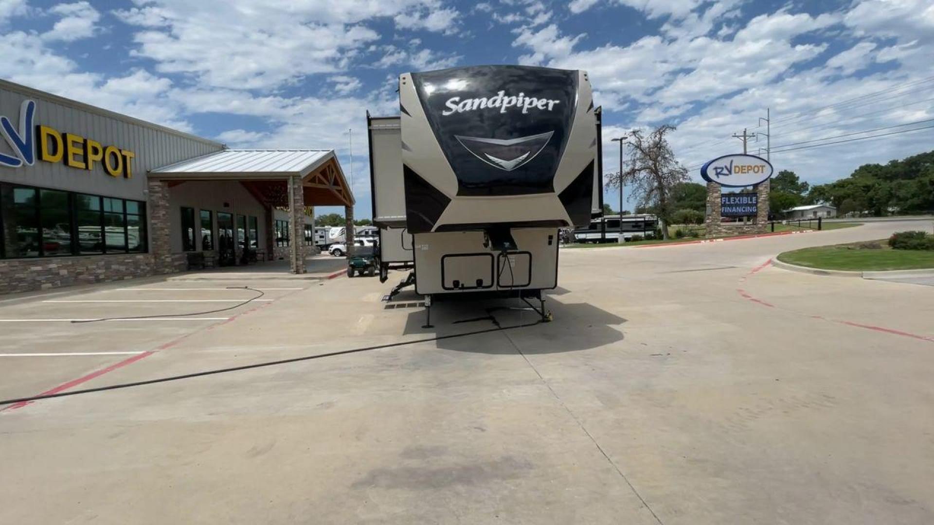 2019 FOREST RIVER SANDPIPER 38FKOK (4X4FSAP28KJ) , located at 4319 N Main Street, Cleburne, TX, 76033, (817) 221-0660, 32.435829, -97.384178 - Photo#4