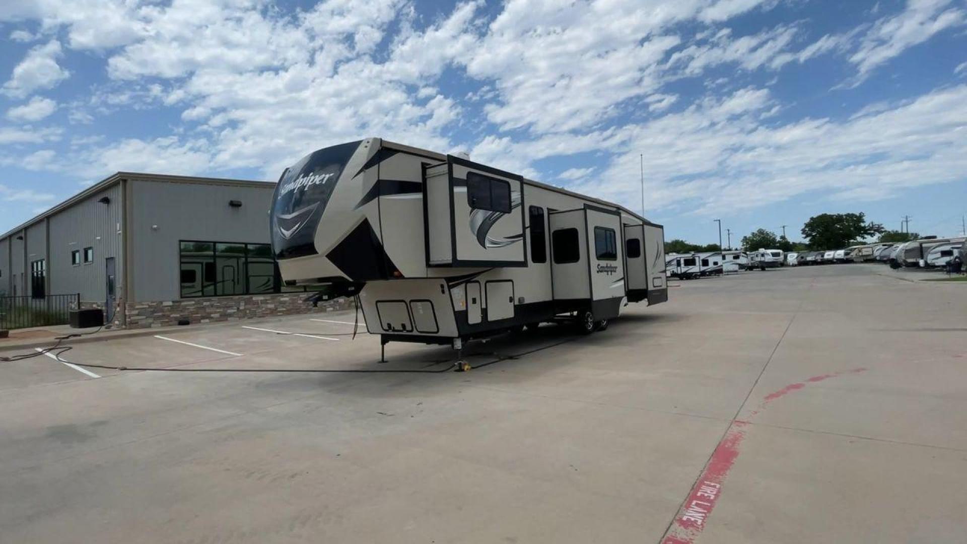 2019 FOREST RIVER SANDPIPER 38FKOK (4X4FSAP28KJ) , located at 4319 N Main Street, Cleburne, TX, 76033, (817) 221-0660, 32.435829, -97.384178 - Photo#5