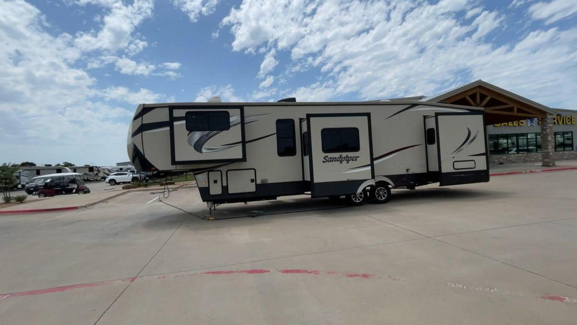 2019 FOREST RIVER SANDPIPER 38FKOK (4X4FSAP28KJ) , located at 4319 N Main Street, Cleburne, TX, 76033, (817) 221-0660, 32.435829, -97.384178 - Photo#6