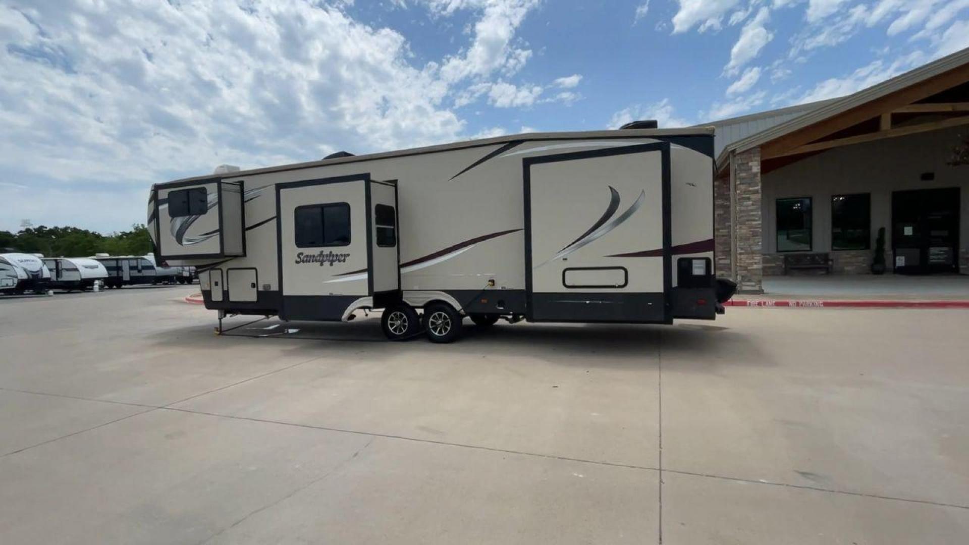 2019 FOREST RIVER SANDPIPER 38FKOK (4X4FSAP28KJ) , located at 4319 N Main Street, Cleburne, TX, 76033, (817) 221-0660, 32.435829, -97.384178 - Photo#7