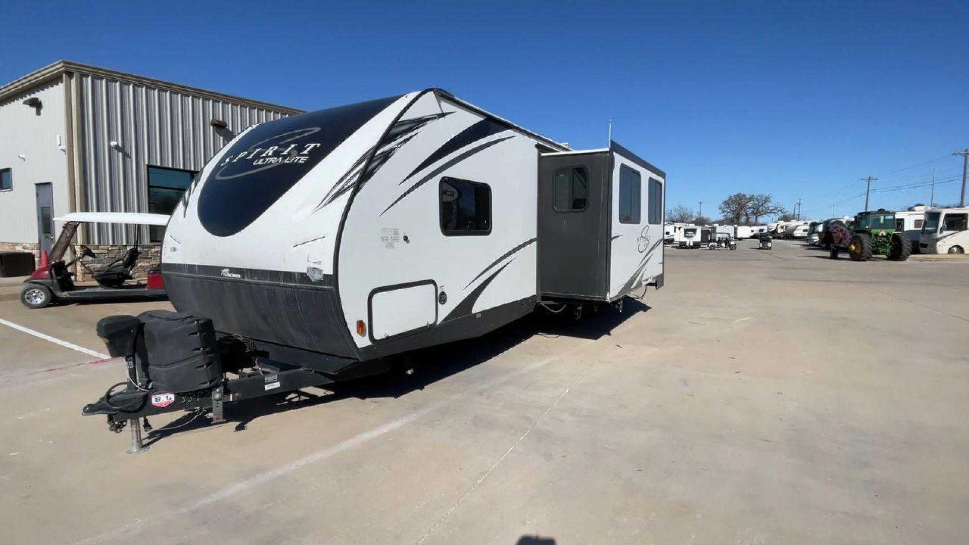 2019 FOREST RIVER SPIRIT 2963BH (5ZT2SBVB9KS) , Length: 33.92 ft. | Dry Weight: 6,408 lbs. | Slides: 1 transmission, located at 4319 N Main Street, Cleburne, TX, 76033, (817) 221-0660, 32.435829, -97.384178 - This 2019 Forest River Spirit 2963BH is a dual-axle aluminum wheel setup measuring just under 34 feet long. It has a dry weight of 6,408 lbs. and a payload capacity of 1,192 lbs. It also has a manageable hitch weight of 760 lbs. It features two doors and one slide. This travel trailer offers sleepin - Photo#5