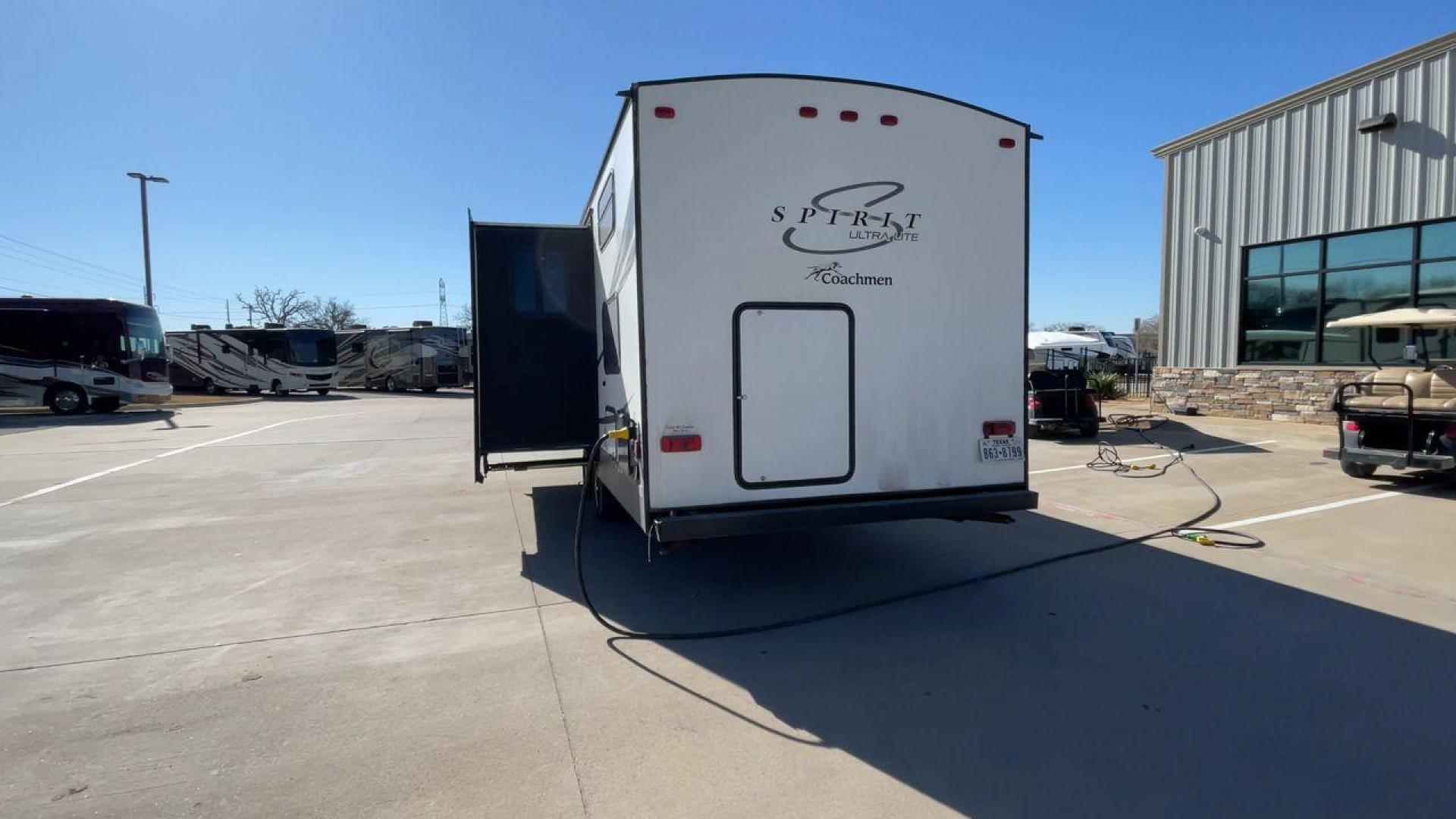 2019 FOREST RIVER SPIRIT 2963BH (5ZT2SBVB9KS) , Length: 33.92 ft. | Dry Weight: 6,408 lbs. | Slides: 1 transmission, located at 4319 N Main Street, Cleburne, TX, 76033, (817) 221-0660, 32.435829, -97.384178 - This 2019 Forest River Spirit 2963BH is a dual-axle aluminum wheel setup measuring just under 34 feet long. It has a dry weight of 6,408 lbs. and a payload capacity of 1,192 lbs. It also has a manageable hitch weight of 760 lbs. It features two doors and one slide. This travel trailer offers sleepin - Photo#8