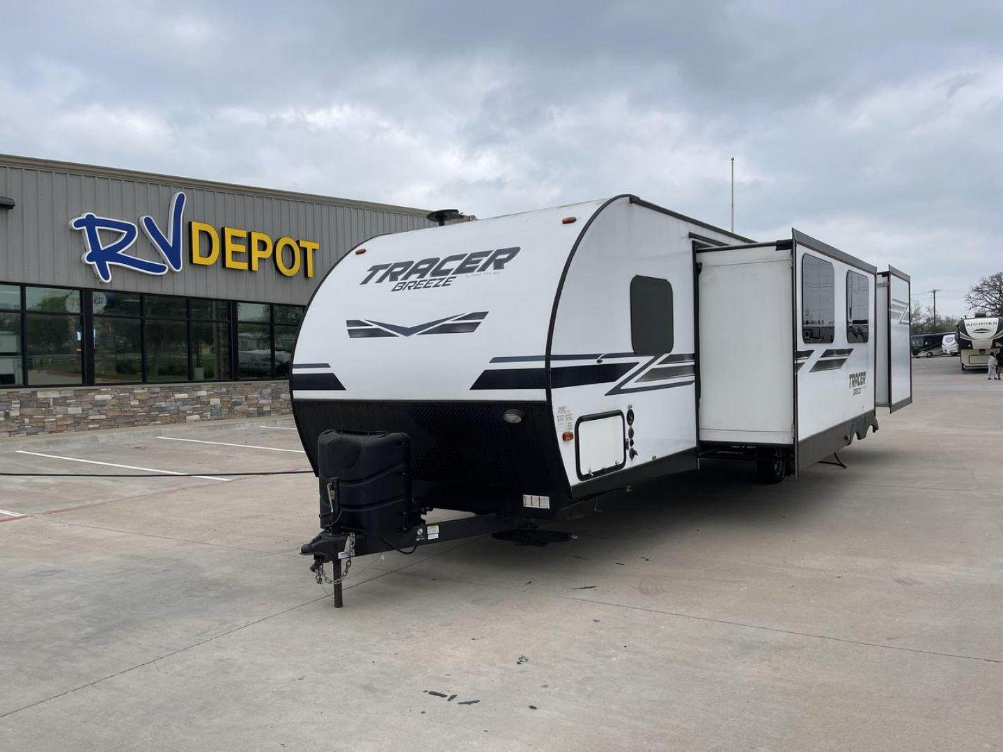 2019 FOREST RIVER TRACER 31BHD (5ZT2TRWB9KB) , located at 4319 N Main Street, Cleburne, TX, 76033, (817) 221-0660, 32.435829, -97.384178 - Photo#0