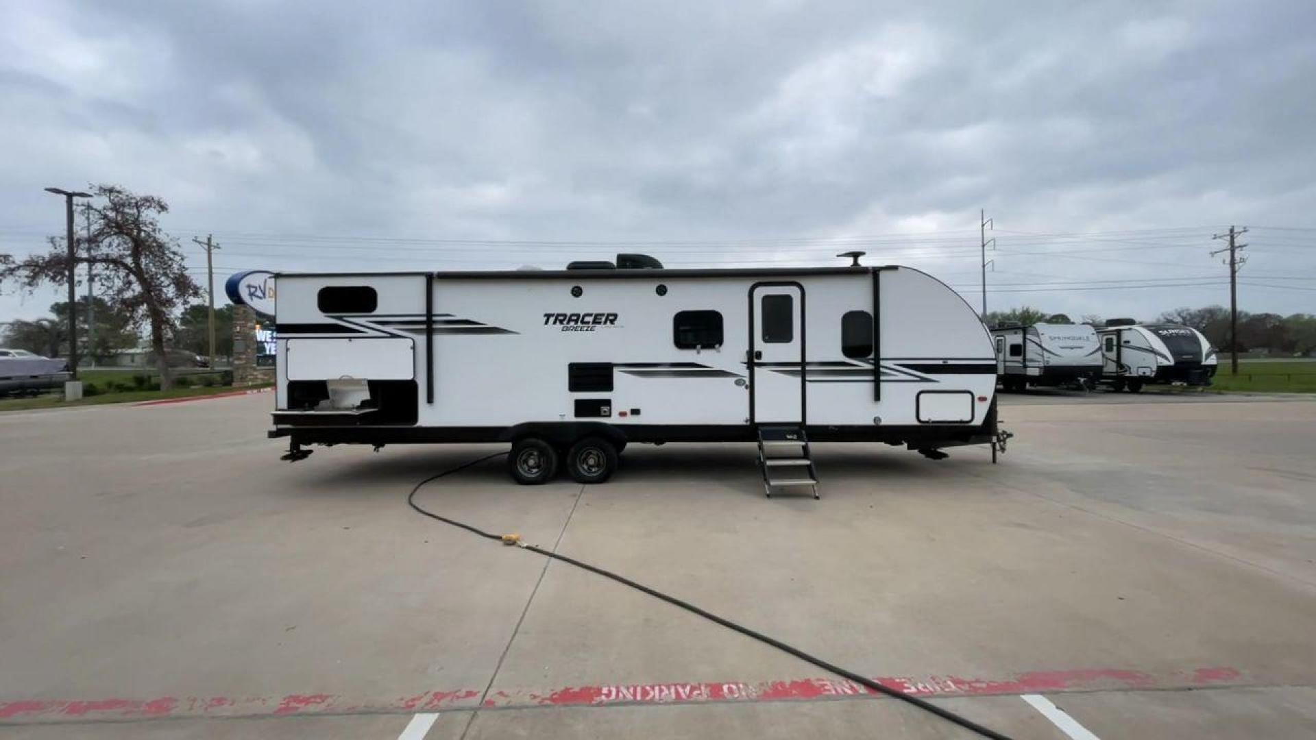 2019 FOREST RIVER TRACER 31BHD (5ZT2TRWB9KB) , located at 4319 N Main Street, Cleburne, TX, 76033, (817) 221-0660, 32.435829, -97.384178 - Photo#2