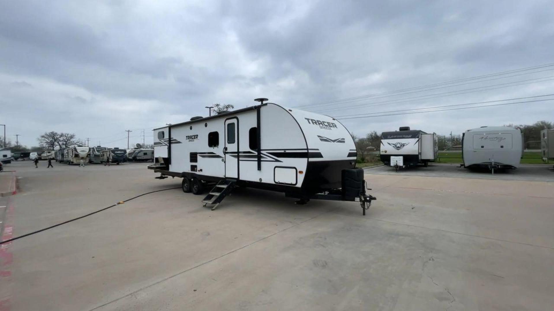 2019 FOREST RIVER TRACER 31BHD (5ZT2TRWB9KB) , located at 4319 N Main Street, Cleburne, TX, 76033, (817) 221-0660, 32.435829, -97.384178 - Photo#3