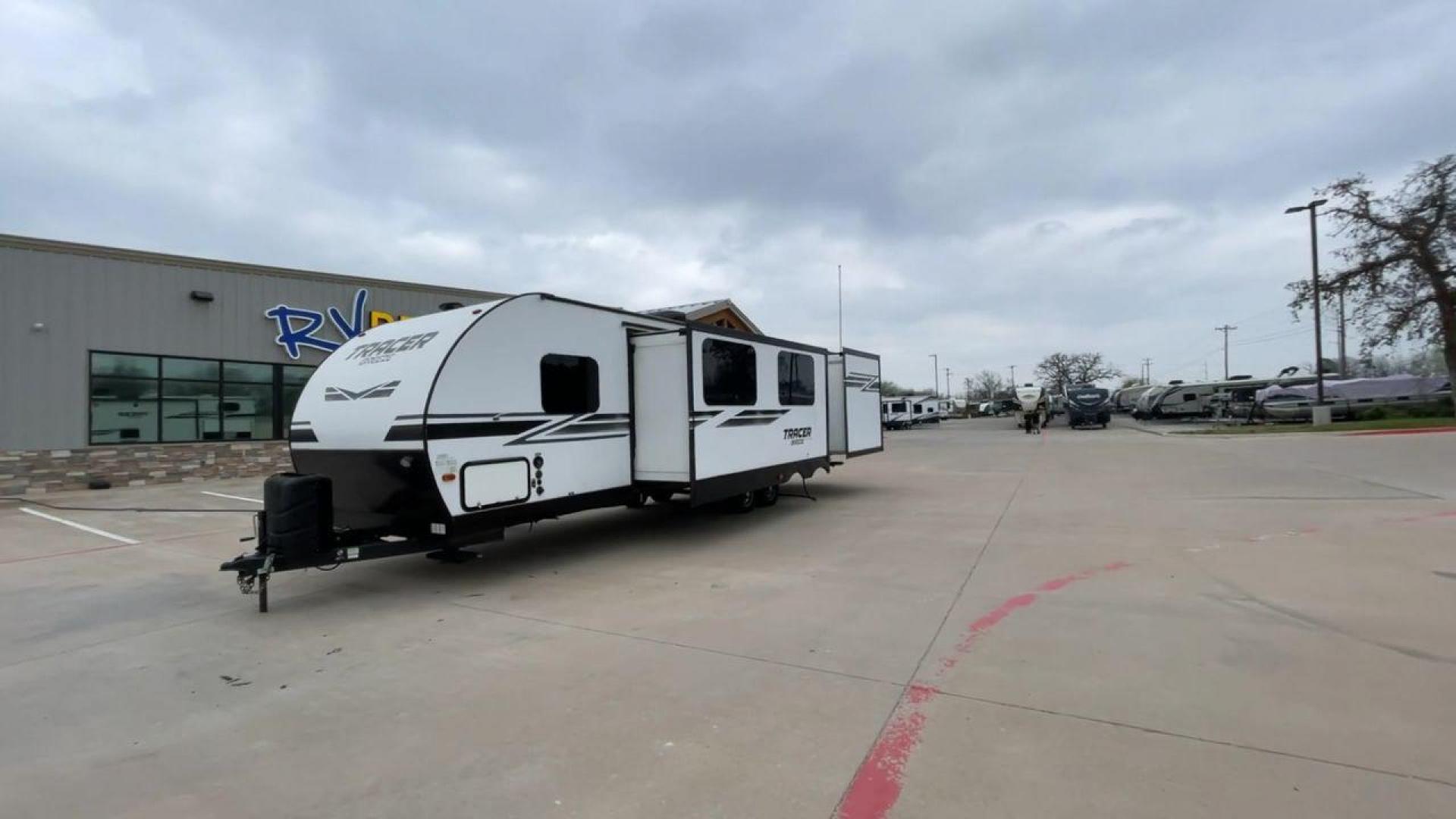 2019 FOREST RIVER TRACER 31BHD (5ZT2TRWB9KB) , located at 4319 N Main Street, Cleburne, TX, 76033, (817) 221-0660, 32.435829, -97.384178 - Photo#5