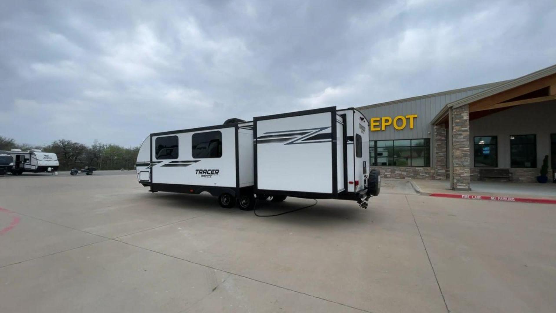 2019 FOREST RIVER TRACER 31BHD (5ZT2TRWB9KB) , located at 4319 N Main Street, Cleburne, TX, 76033, (817) 221-0660, 32.435829, -97.384178 - Photo#7