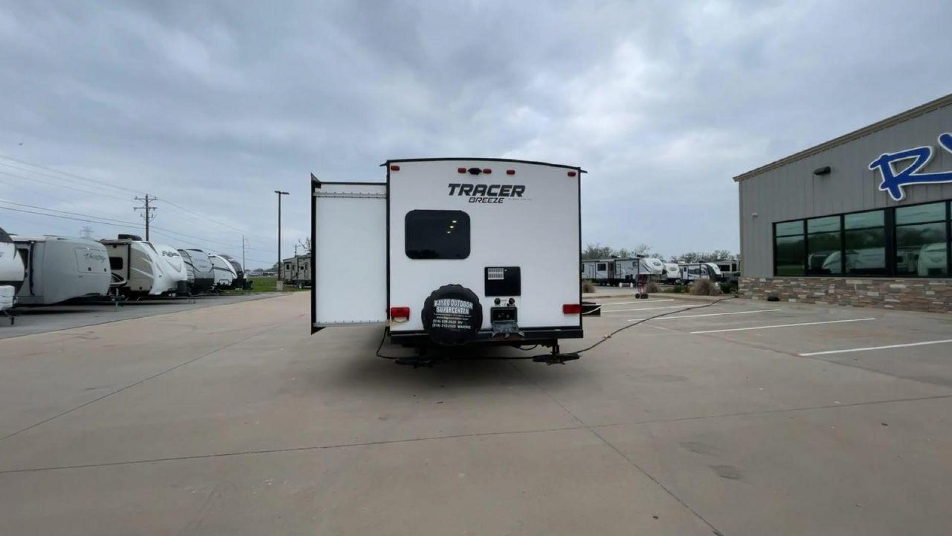 2019 FOREST RIVER TRACER 31BHD (5ZT2TRWB9KB) , located at 4319 N Main Street, Cleburne, TX, 76033, (817) 221-0660, 32.435829, -97.384178 - Photo#8