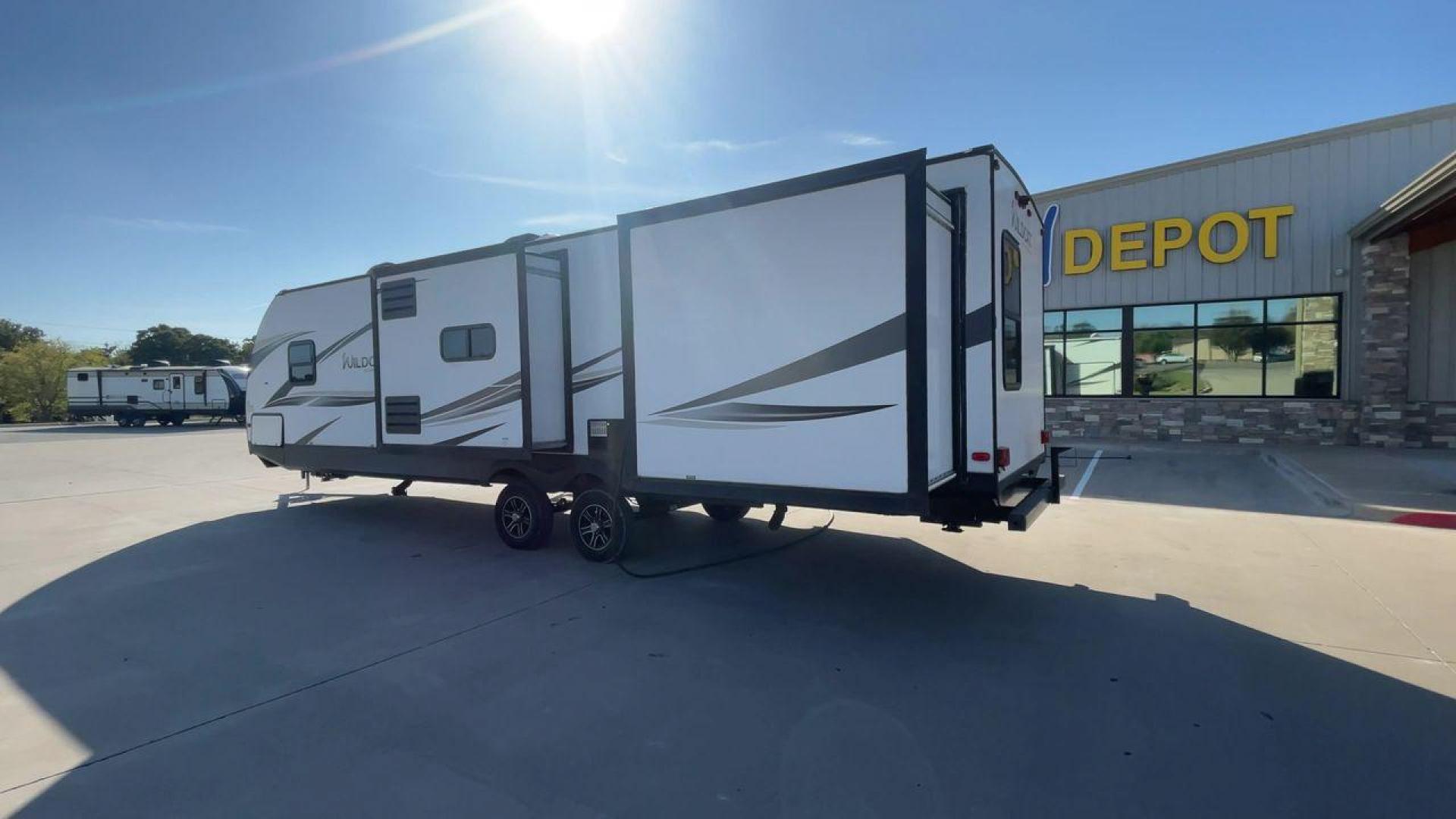 2019 WHITE FOREST RIVER WILDCAT 343BIK (5ZT2WCZB1KB) , Length: 37.42 ft. | Dry Weight: 8,226 lbs. | Slides: 3 transmission, located at 4319 N Main Street, Cleburne, TX, 76033, (817) 221-0660, 32.435829, -97.384178 - The 2019 Forest River Wildcat 343BIK is a triple slide travel trailer that measures 37.42 ft. in length. It has a dry weight of 8,226 lbs. and a payload capacity of 3,002 lbs. It is made of aluminum and fiberglass. It comes with automatic heating and cooling rated at 30,000 and 15,000 BTUs respectiv - Photo#7