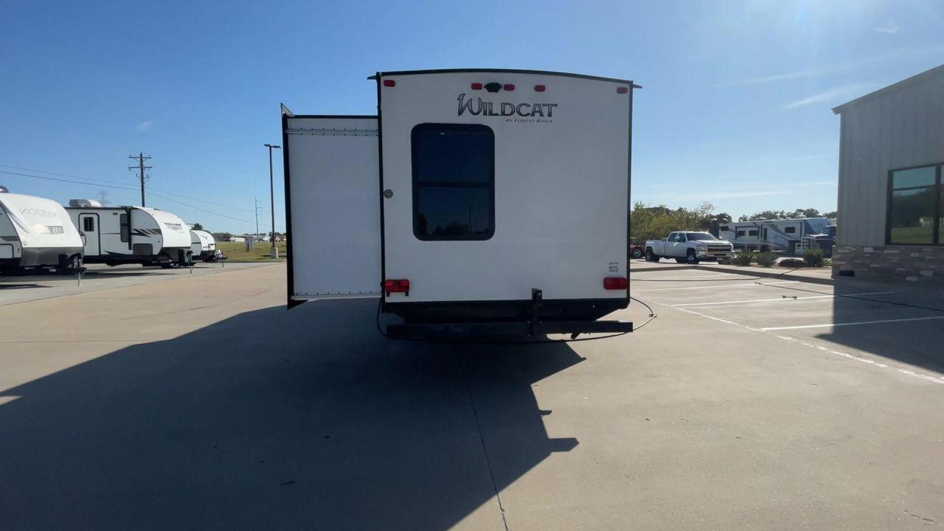 2019 WHITE FOREST RIVER WILDCAT 343BIK (5ZT2WCZB1KB) , Length: 37.42 ft. | Dry Weight: 8,226 lbs. | Slides: 3 transmission, located at 4319 N Main Street, Cleburne, TX, 76033, (817) 221-0660, 32.435829, -97.384178 - The 2019 Forest River Wildcat 343BIK is a triple slide travel trailer that measures 37.42 ft. in length. It has a dry weight of 8,226 lbs. and a payload capacity of 3,002 lbs. It is made of aluminum and fiberglass. It comes with automatic heating and cooling rated at 30,000 and 15,000 BTUs respectiv - Photo#8