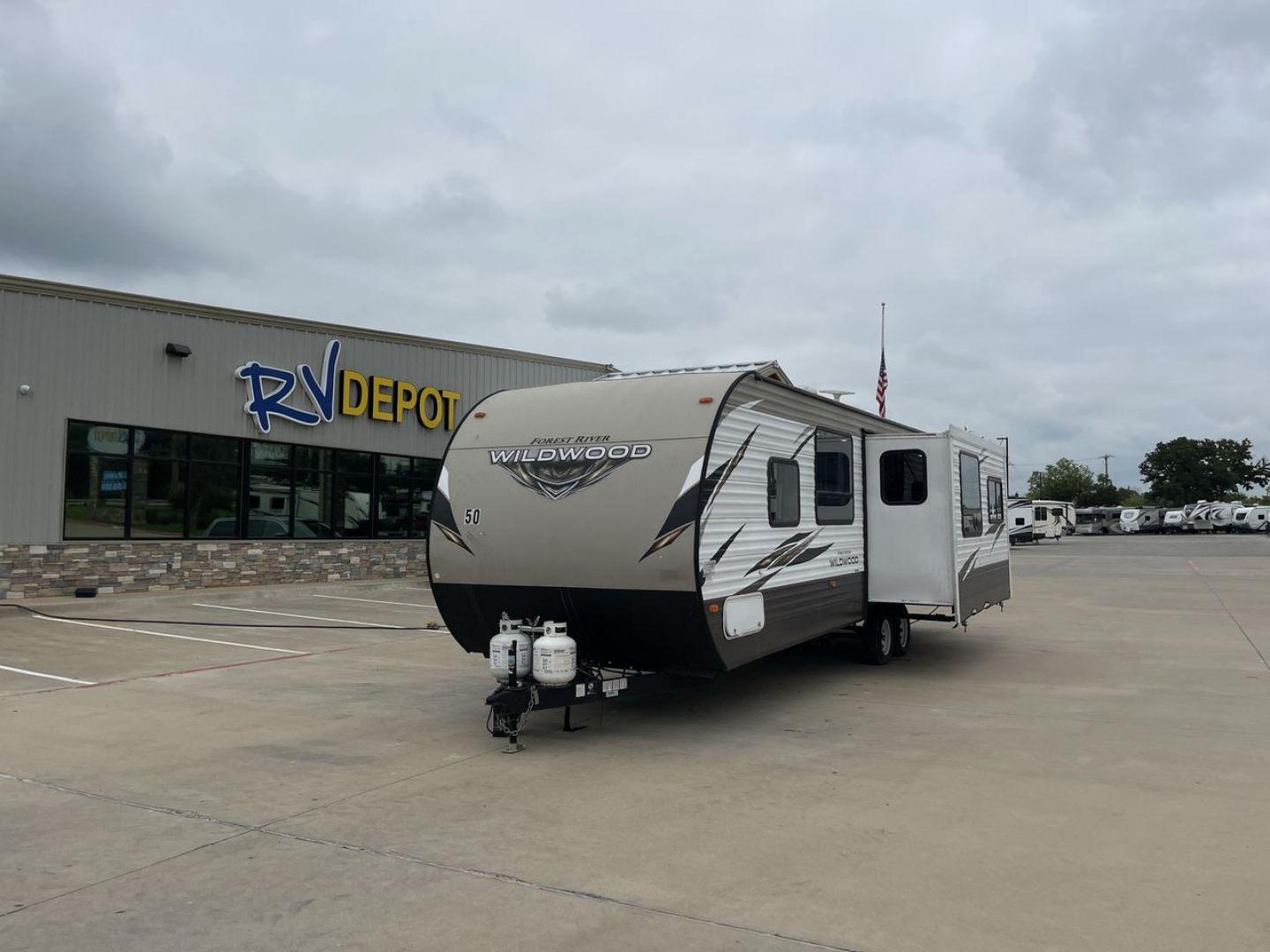 2019 FOREST RIVER WILDWOOD 28RLSS (4X4TWDD27KA) , Length: 34.75 ft. | Dry Weight: 7,075 lbs. | Slides: 1 transmission, located at 4319 N Main Street, Cleburne, TX, 76033, (817) 221-0660, 32.435829, -97.384178 - This 2019 Forest River Wildwood 28RLSS is a dual-axle steel wheel setup measuring 34.75 ft. long and 11.25 ft. tall. It has a dry weight of 7,075 lbs. and a payload capacity of 2,913 lbs. It includes one slide as well as one awning. This travel trailer features a spacious combined living and kitc - Photo#0