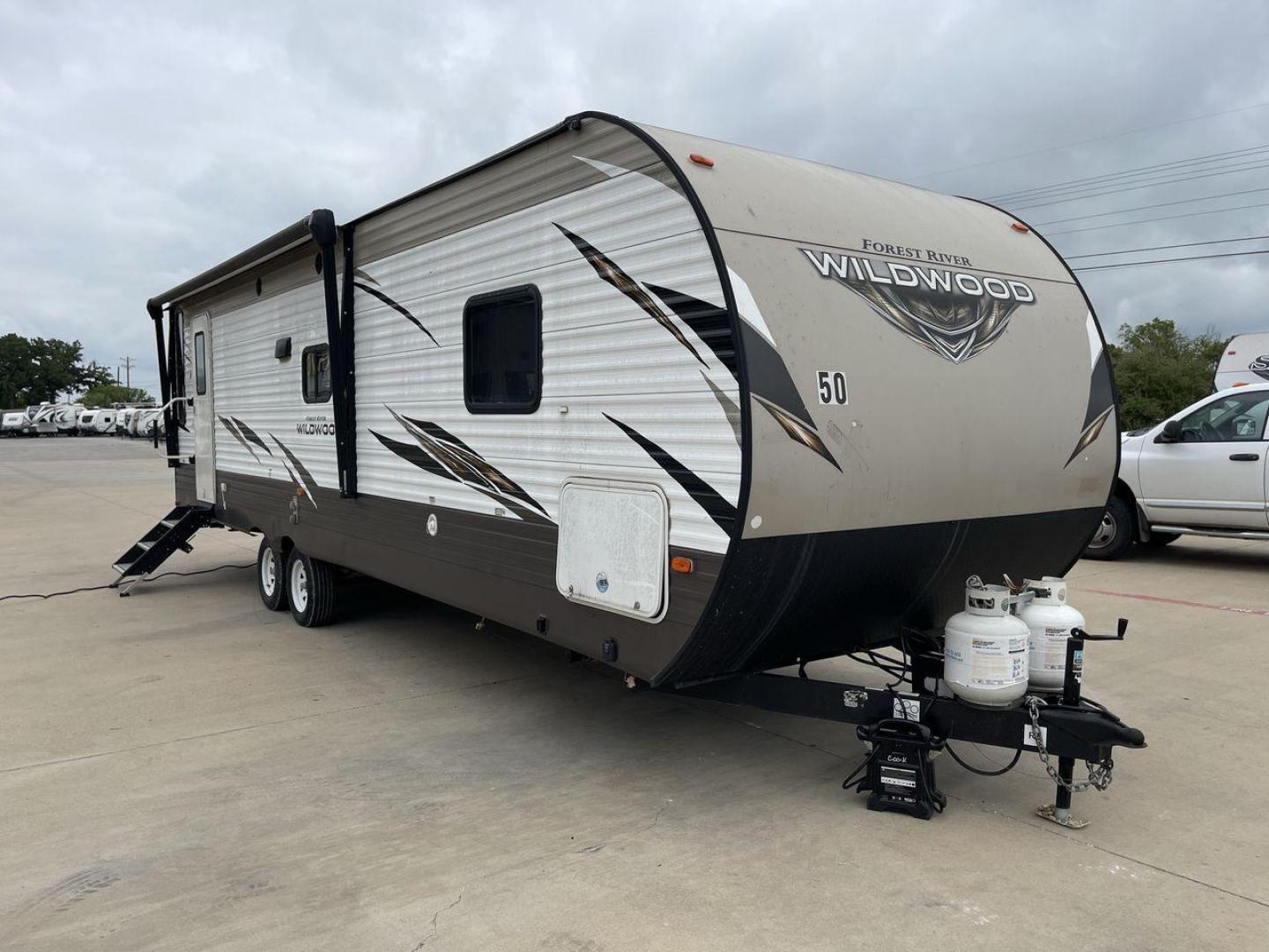 2019 FOREST RIVER WILDWOOD 28RLSS (4X4TWDD27KA) , Length: 34.75 ft. | Dry Weight: 7,075 lbs. | Slides: 1 transmission, located at 4319 N Main Street, Cleburne, TX, 76033, (817) 221-0660, 32.435829, -97.384178 - This 2019 Forest River Wildwood 28RLSS is a dual-axle steel wheel setup measuring 34.75 ft. long and 11.25 ft. tall. It has a dry weight of 7,075 lbs. and a payload capacity of 2,913 lbs. It includes one slide as well as one awning. This travel trailer features a spacious combined living and kitc - Photo#22