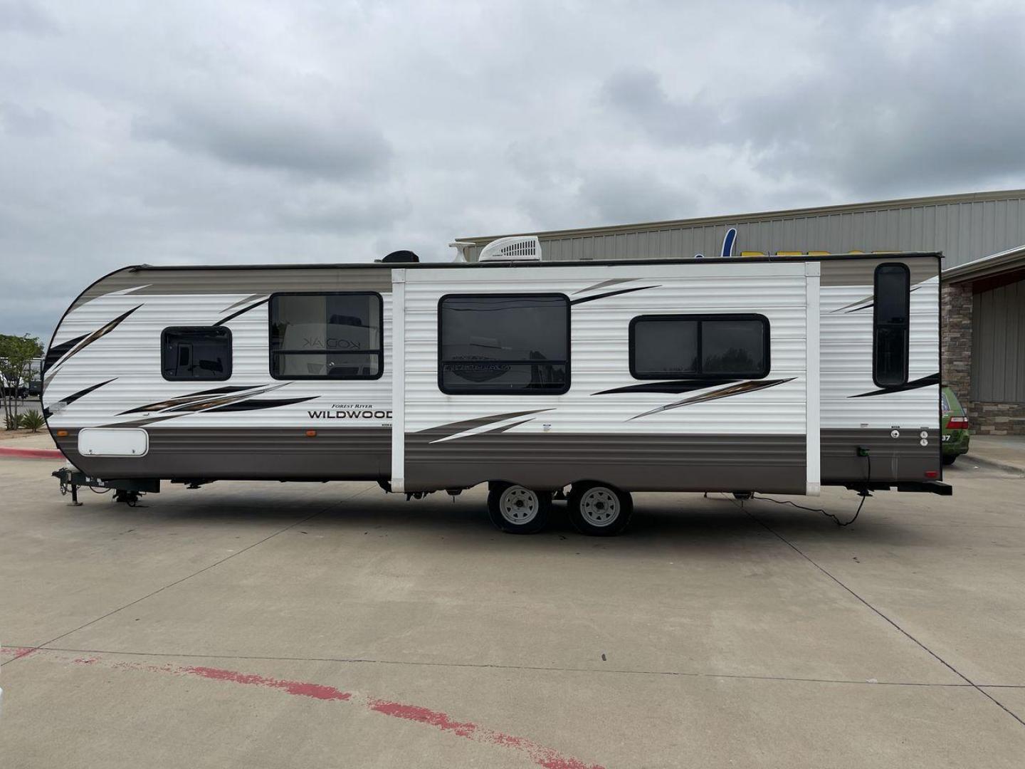 2019 FOREST RIVER WILDWOOD 28RLSS (4X4TWDD27KA) , Length: 34.75 ft. | Dry Weight: 7,075 lbs. | Slides: 1 transmission, located at 4319 N Main Street, Cleburne, TX, 76033, (817) 221-0660, 32.435829, -97.384178 - This 2019 Forest River Wildwood 28RLSS is a dual-axle steel wheel setup measuring 34.75 ft. long and 11.25 ft. tall. It has a dry weight of 7,075 lbs. and a payload capacity of 2,913 lbs. It includes one slide as well as one awning. This travel trailer features a spacious combined living and kitc - Photo#23