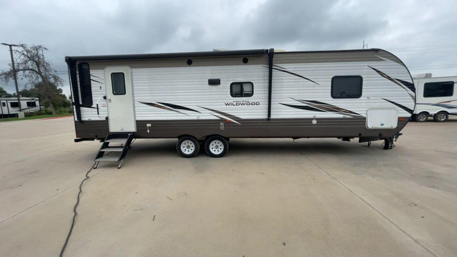 2019 FOREST RIVER WILDWOOD 28RLSS (4X4TWDD27KA) , Length: 34.75 ft. | Dry Weight: 7,075 lbs. | Slides: 1 transmission, located at 4319 N Main Street, Cleburne, TX, 76033, (817) 221-0660, 32.435829, -97.384178 - This 2019 Forest River Wildwood 28RLSS is a dual-axle steel wheel setup measuring 34.75 ft. long and 11.25 ft. tall. It has a dry weight of 7,075 lbs. and a payload capacity of 2,913 lbs. It includes one slide as well as one awning. This travel trailer features a spacious combined living and kitc - Photo#2