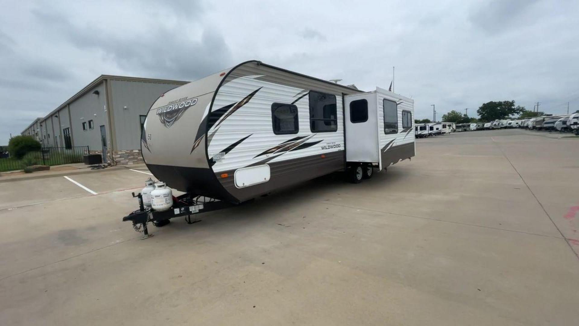 2019 FOREST RIVER WILDWOOD 28RLSS (4X4TWDD27KA) , Length: 34.75 ft. | Dry Weight: 7,075 lbs. | Slides: 1 transmission, located at 4319 N Main Street, Cleburne, TX, 76033, (817) 221-0660, 32.435829, -97.384178 - This 2019 Forest River Wildwood 28RLSS is a dual-axle steel wheel setup measuring 34.75 ft. long and 11.25 ft. tall. It has a dry weight of 7,075 lbs. and a payload capacity of 2,913 lbs. It includes one slide as well as one awning. This travel trailer features a spacious combined living and kitc - Photo#5