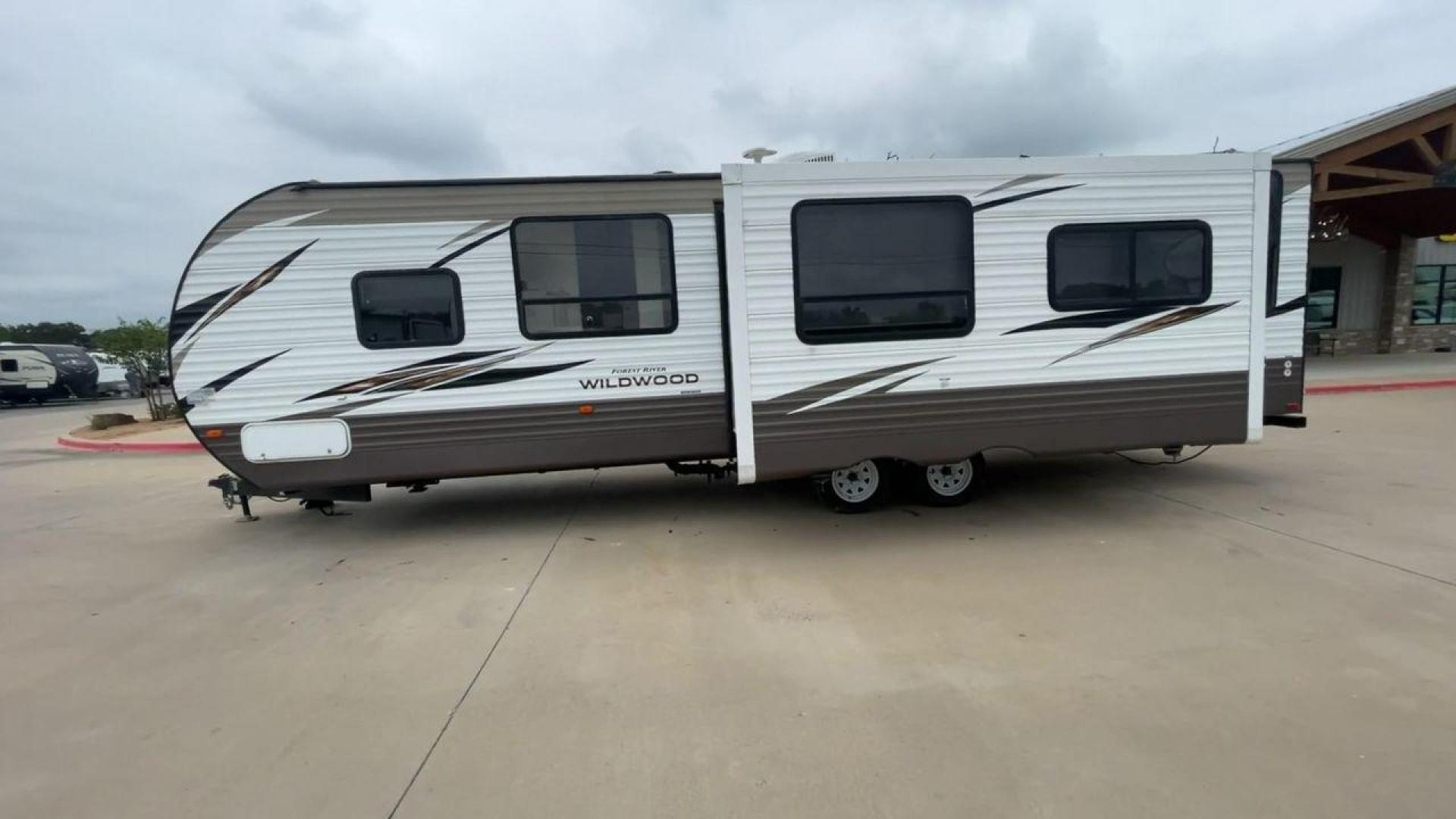 2019 FOREST RIVER WILDWOOD 28RLSS (4X4TWDD27KA) , Length: 34.75 ft. | Dry Weight: 7,075 lbs. | Slides: 1 transmission, located at 4319 N Main Street, Cleburne, TX, 76033, (817) 221-0660, 32.435829, -97.384178 - This 2019 Forest River Wildwood 28RLSS is a dual-axle steel wheel setup measuring 34.75 ft. long and 11.25 ft. tall. It has a dry weight of 7,075 lbs. and a payload capacity of 2,913 lbs. It includes one slide as well as one awning. This travel trailer features a spacious combined living and kitc - Photo#6