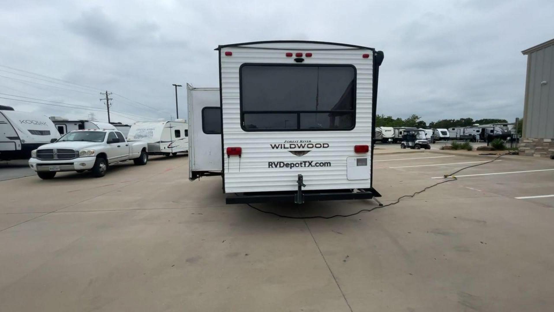 2019 FOREST RIVER WILDWOOD 28RLSS (4X4TWDD27KA) , Length: 34.75 ft. | Dry Weight: 7,075 lbs. | Slides: 1 transmission, located at 4319 N Main Street, Cleburne, TX, 76033, (817) 221-0660, 32.435829, -97.384178 - This 2019 Forest River Wildwood 28RLSS is a dual-axle steel wheel setup measuring 34.75 ft. long and 11.25 ft. tall. It has a dry weight of 7,075 lbs. and a payload capacity of 2,913 lbs. It includes one slide as well as one awning. This travel trailer features a spacious combined living and kitc - Photo#8