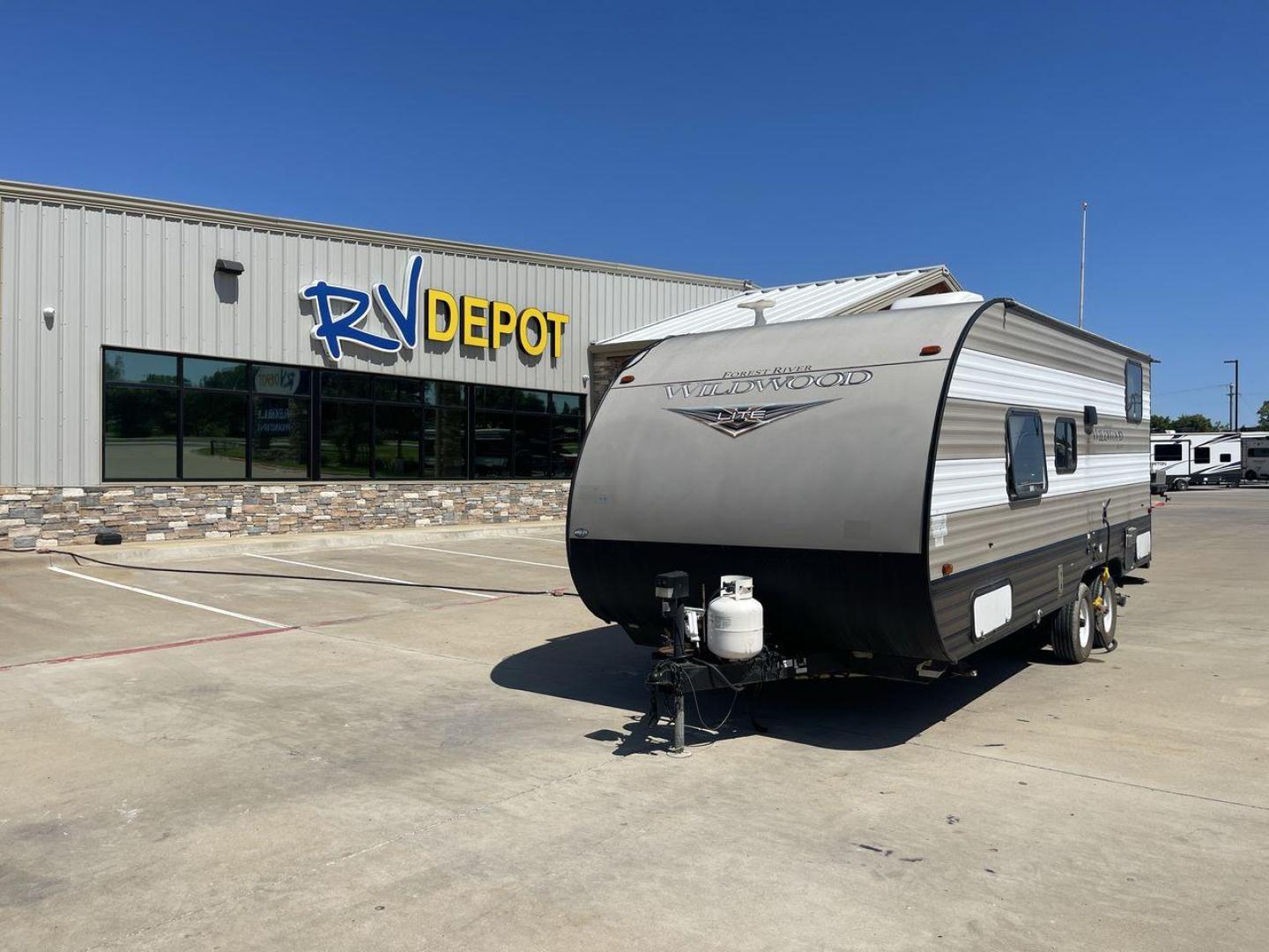 2019 FOREST RIVER WILDWOOD XLITE (4X4TWDV24K7) , Length: 24.17 ft | Dry Weight: 4,314 lbs | Gross Weight: 7,544 lbs | Slides: 0 transmission, located at 4319 N Main Street, Cleburne, TX, 76033, (817) 221-0660, 32.435829, -97.384178 - This pre-loved travel trailer is a Forest River Wildwood X-Lite 201BHXL, with a length of 24.17 feet. Its exterior is a combination of beige and brown stripes, which gives it a classic and neat appearance. The trailer features a single axle on both sides, each equipped with two tires for added stabi - Photo#0